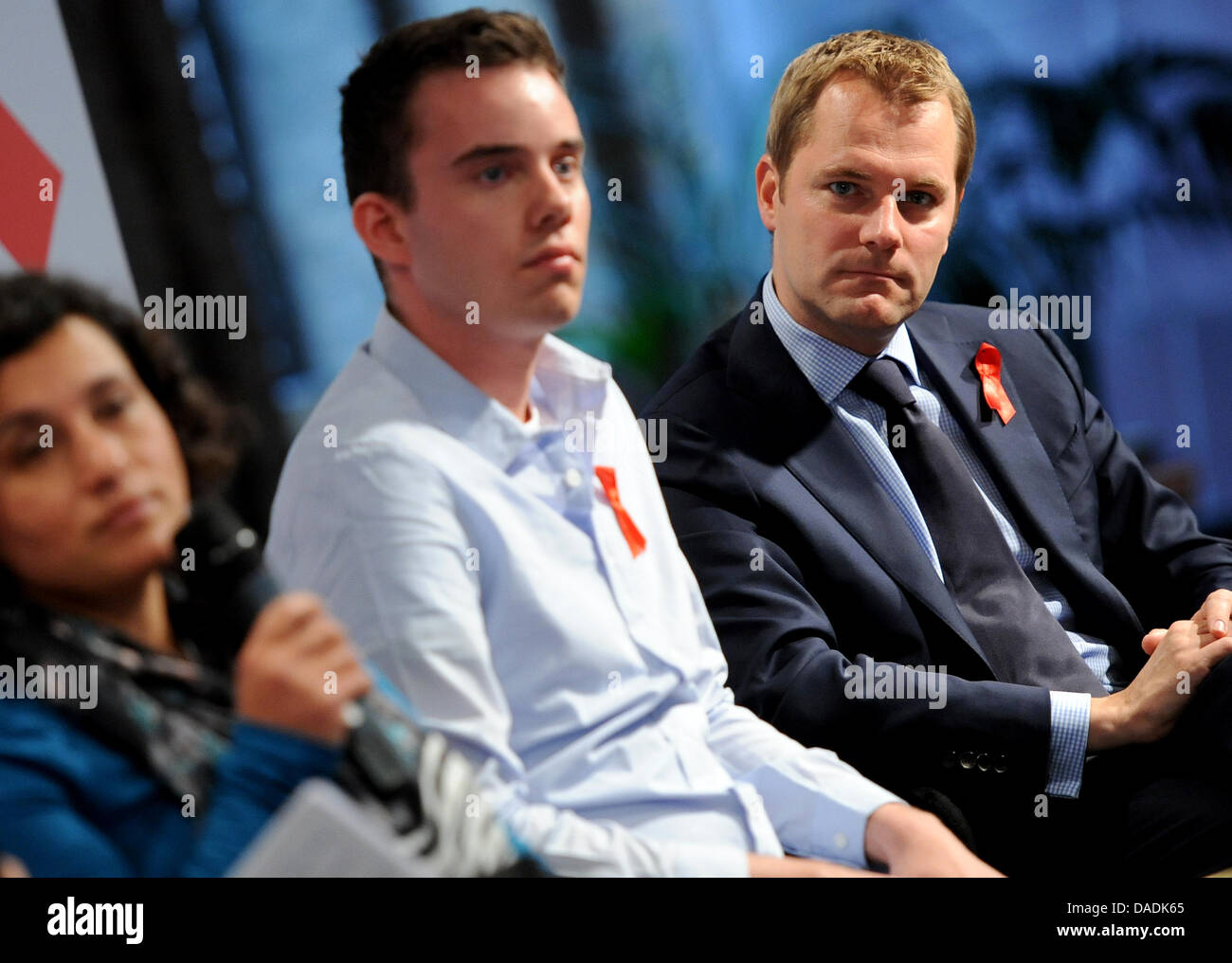 Deutscher Minister für Health Daniel Bahr (R) und Gesandte Marcel (C) und Zubeyde (L) sitzen nebeneinander auf einer Pressekonferenz zum Start der ein Gemeinden für den Welt-AIDS-Tag am 1. Dezember 2011 in Berlin, Deutschland, 28. Oktober 2011. Die Kampagne "positiv zusammen leben. Sicher und sicher! "bittet um mehr Toleranz und Respekt für Menschen, die HIV-positiv sind. Foto: Britta Peders Stockfoto