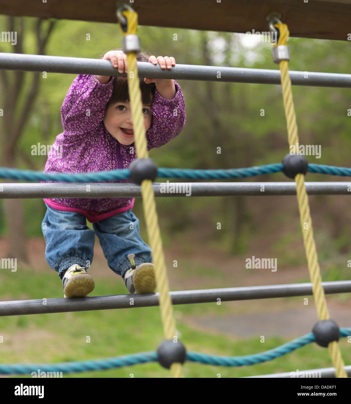 Junges Mädchen auf dem Klettergerüst auf Spielplatz, Porträt Stockfoto