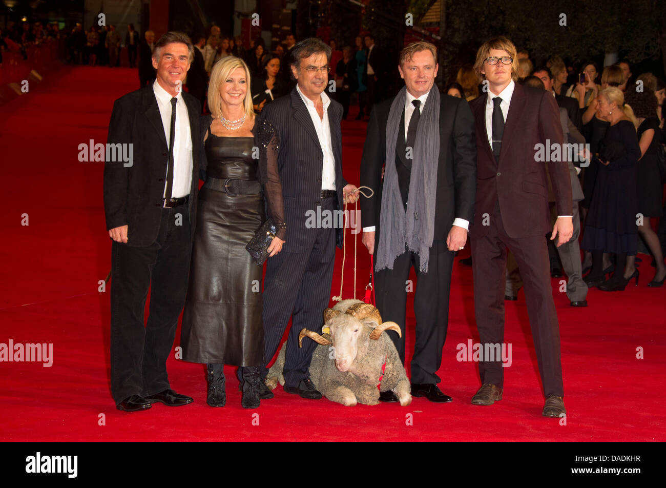 Britischer Schauspieler Kris Marshall (R, L), australischer film Regisseur Stephan Elliott und britisch-australische Schauspielerin Olivia Newton-John und ihr Ehemann Amazon John Easterling besuchen die Premiere ihres neuen Films "Ein paar Best Men" während des 6. internationalen Rome Film Festival im Auditorium Parco Della Musica in Rom, Italien, am 28. Oktober 2011. Foto: Hubert Boesl Stockfoto