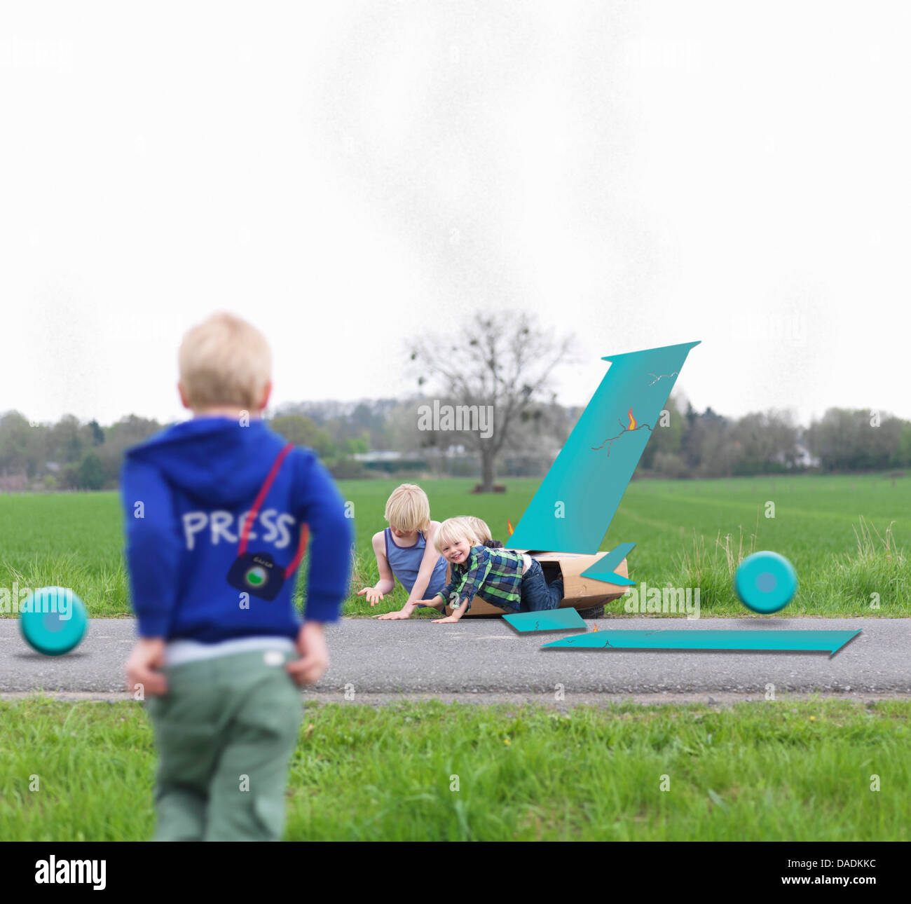 Kinder spielen zusammen in gebrochenen Flugzeugmodell Stockfoto