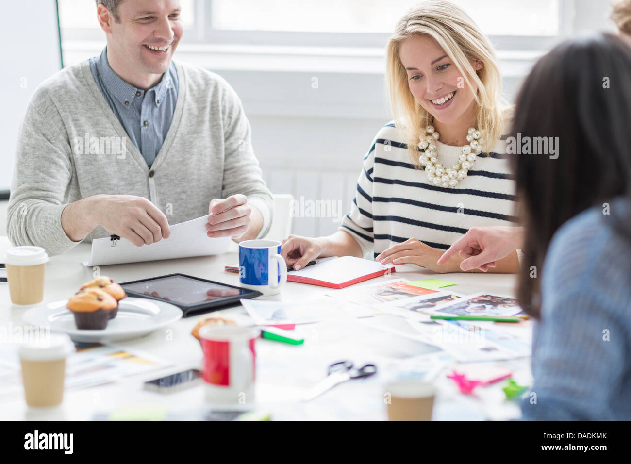 Kreativteam Pläne im Büro treffen zu besprechen Stockfoto