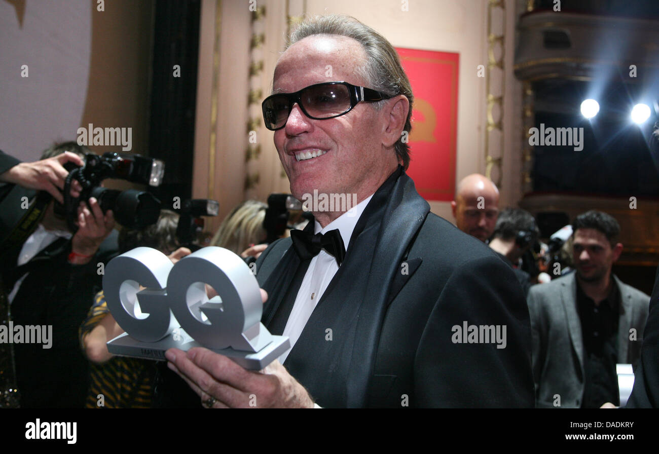 US-Schauspieler Peter Fonda Hlds der Preis in seinen Händen nach Erhalt der "Man of the Year Award 2011", gehostet und von der Männer Magazin "GQ" an der komischen Oper in Berlin, Deutschland, 28. Oktober 2011 ausgezeichnet. Die Auszeichnung würdigt jährlich Persönlichkeiten aus der Welt der internationalen und deutschen Showbiz, Musik, Sport, Politicsm Kultur und Mode. Foto: Stephanie Pilick Stockfoto