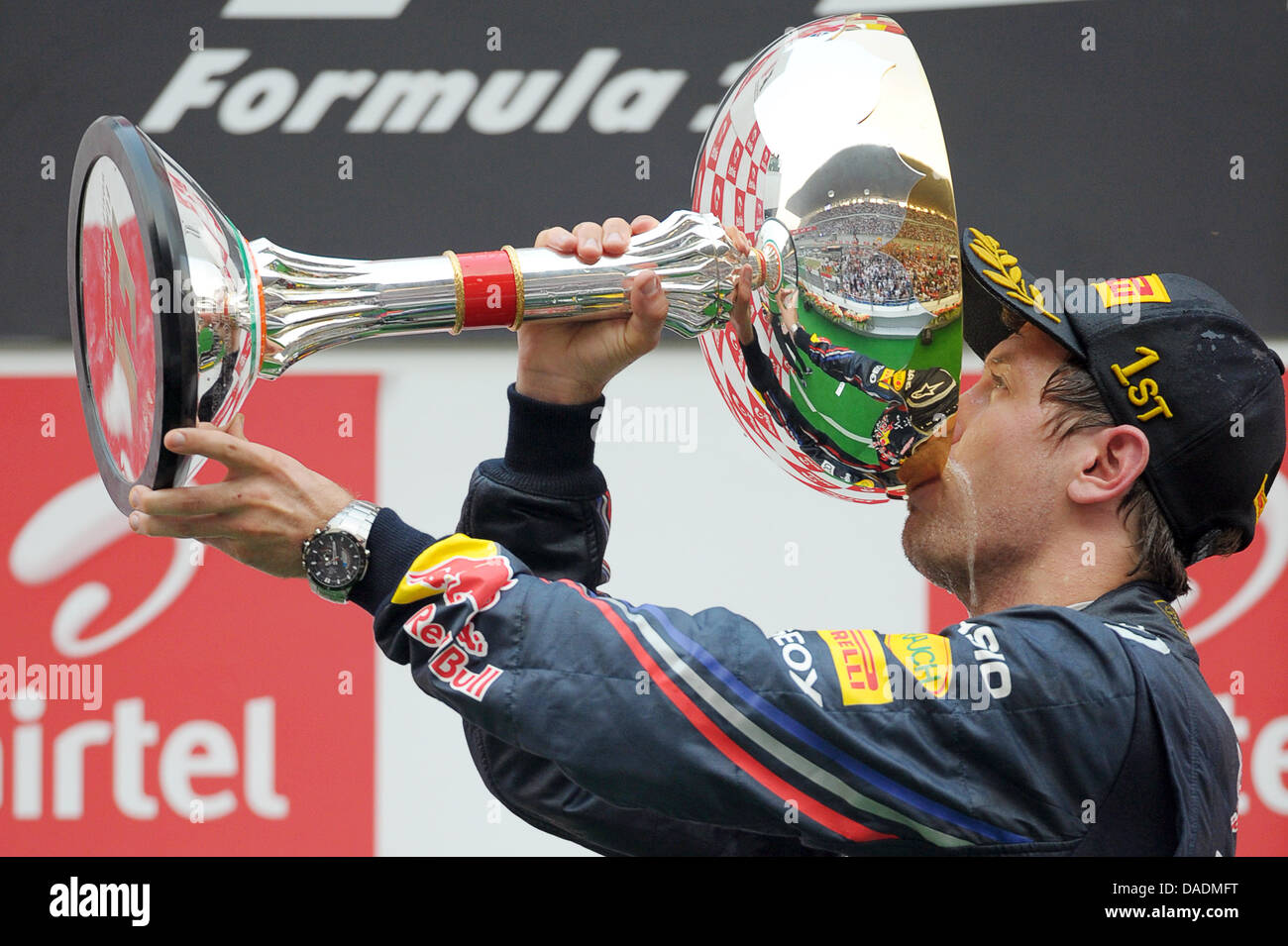 Deutsche Formel1-Fahrer Sebastian Vettel von Red Bull nimmt einen Schluck Champagner aus der Gewinner-Trophäe auf dem Podium an der Rennstrecke Buddh International Circuit, Greater Noida, Indien, 30. Oktober 2011. Vettel gewann das erste Formel 1 Grand Prix von Indien. Foto: David Ebener Dpa +++(c) Dpa - Bildfunk +++ Stockfoto