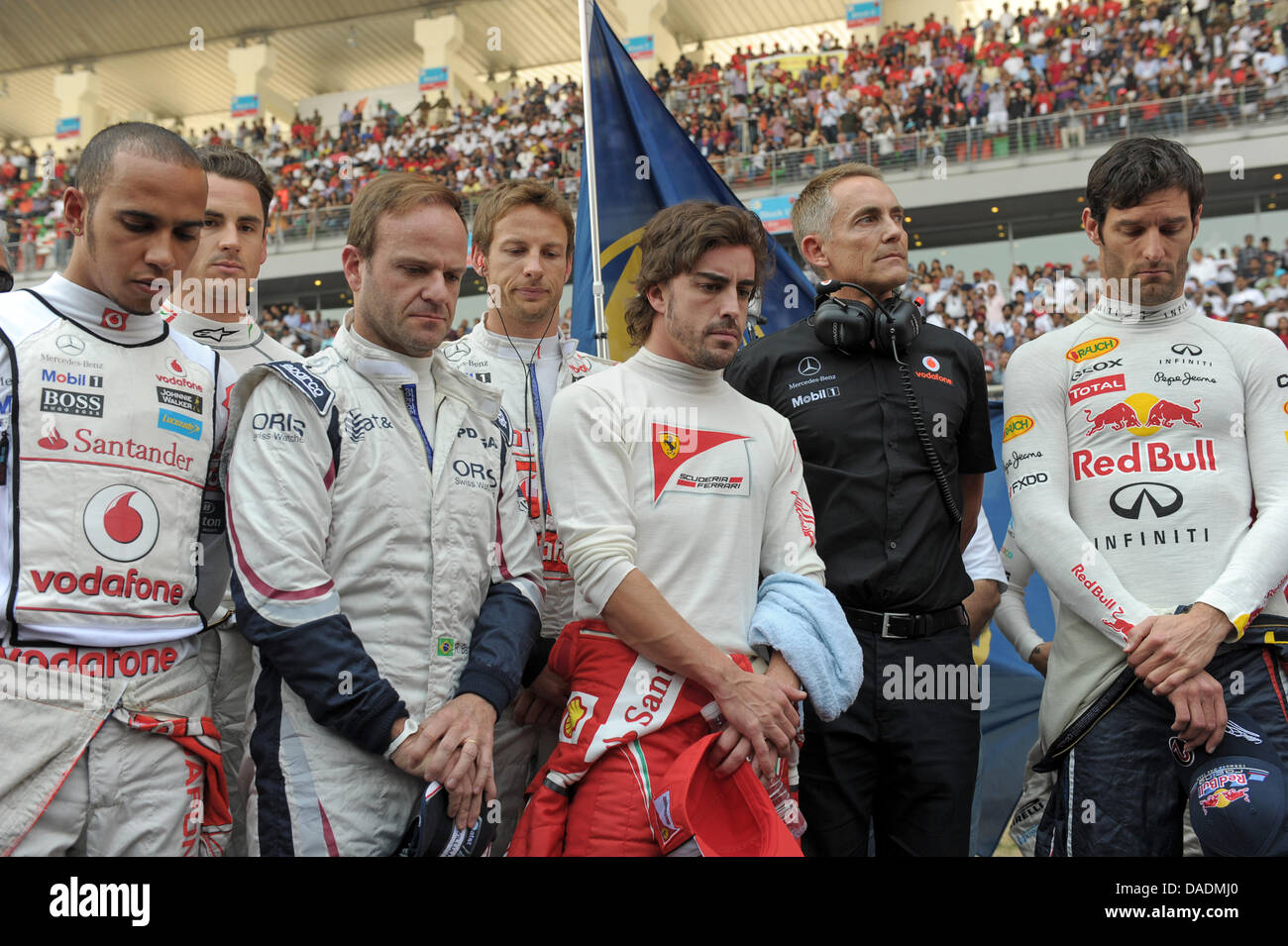 Britische Formel1-Fahrer Lewis Hamilton von McLaren Mercedes (L-R), deutschen Adrian Sutil von Force India, brasilianischen Rubens Barrichello von Williams, britische Jenson Button von McLaren-Mercedes, Spanisch Fernando Alonso Ferrari, britische Teamchef von McLaren Mercedes Martin Whitmarsh und australischen Formel1-Pilot Mark Webber von Red Bull halten Sie einen Moment der Stille für IndyCar-Laufwerk Stockfoto