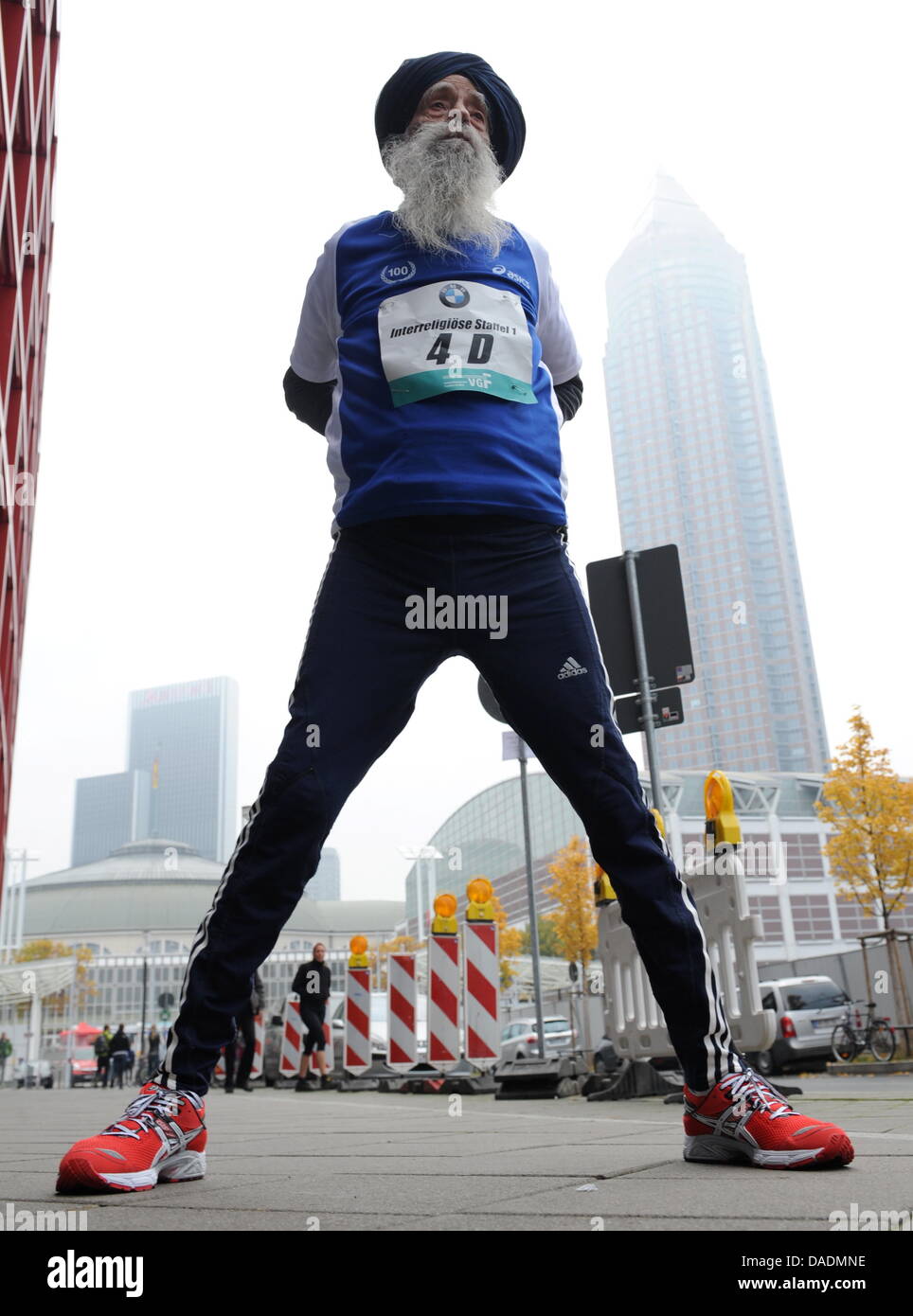 Britische Hobbyläufer Fauja Singh erstreckt sich vor dem Start des Frankfurt Marathons in Frankfurt Am Main, Deutschland, 30. Oktober 2011. Der 100-Jahr-alten hält den Rekord für den ältesten Marathonläufer. Er stellte den Rekord in Toronto vor zwei Wochen. In der 30. Ausgabe und zum ersten Mal in der Geschichte der älteste City-Marathon Deutschlands lief mehr als 15.000 Läufer die 42,195 kil Stockfoto