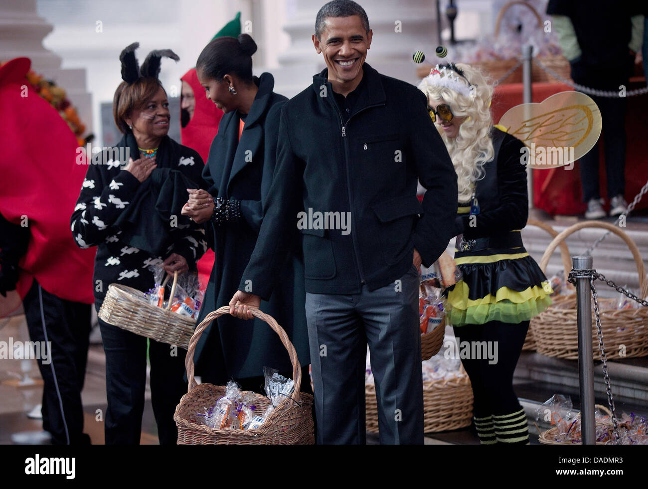 US-Präsident Barack Obama wartet mit First Lady Michelle Obama und Mutter Marian Robinson, Trick oder Treaters im Weißen Haus in Washington, D.C., Samstag, 29. Oktober 2011 zu begrüßen. Der Präsident und die First Lady veranstaltete Soldaten und deren Angehörige und andere Trick oder Treaters für eine Halloween-Party. . Bildnachweis: Brendan Smialowski / Pool über CNP Stockfoto