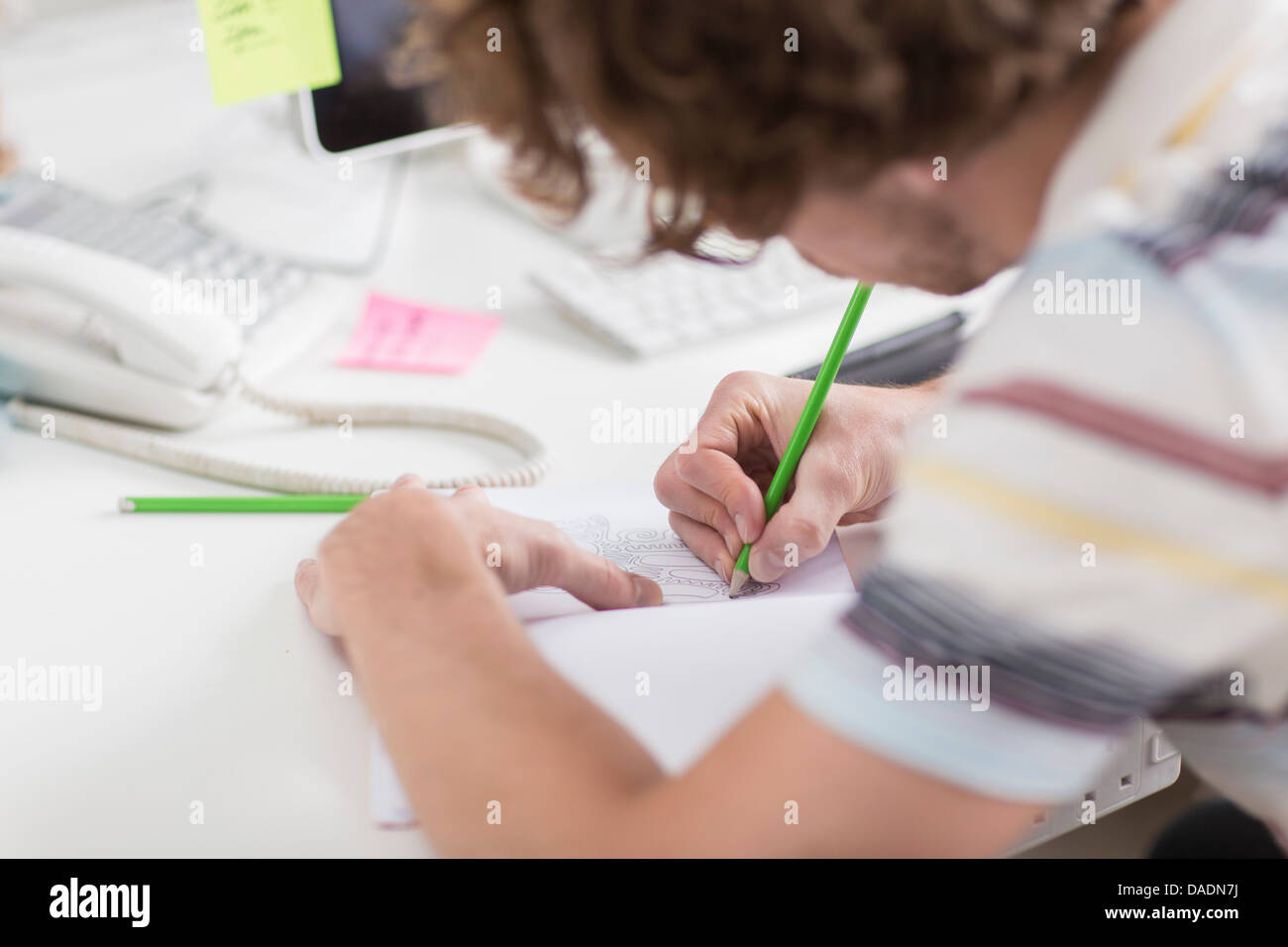 Junge kreative zeichnen Pläne am Schreibtisch, Nahaufnahme Stockfoto