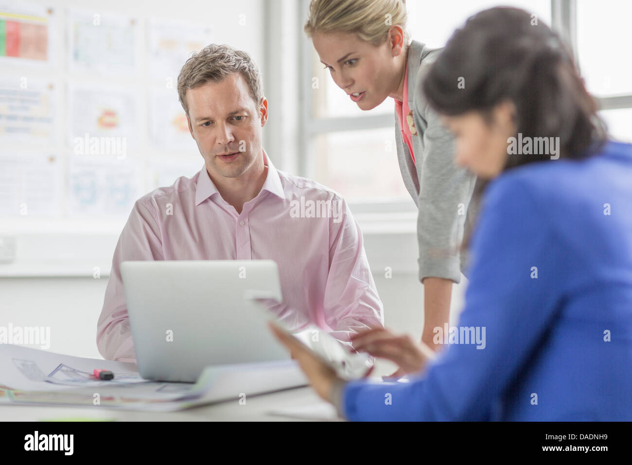 Geschäftskollegen mit Laptop in treffen Stockfoto