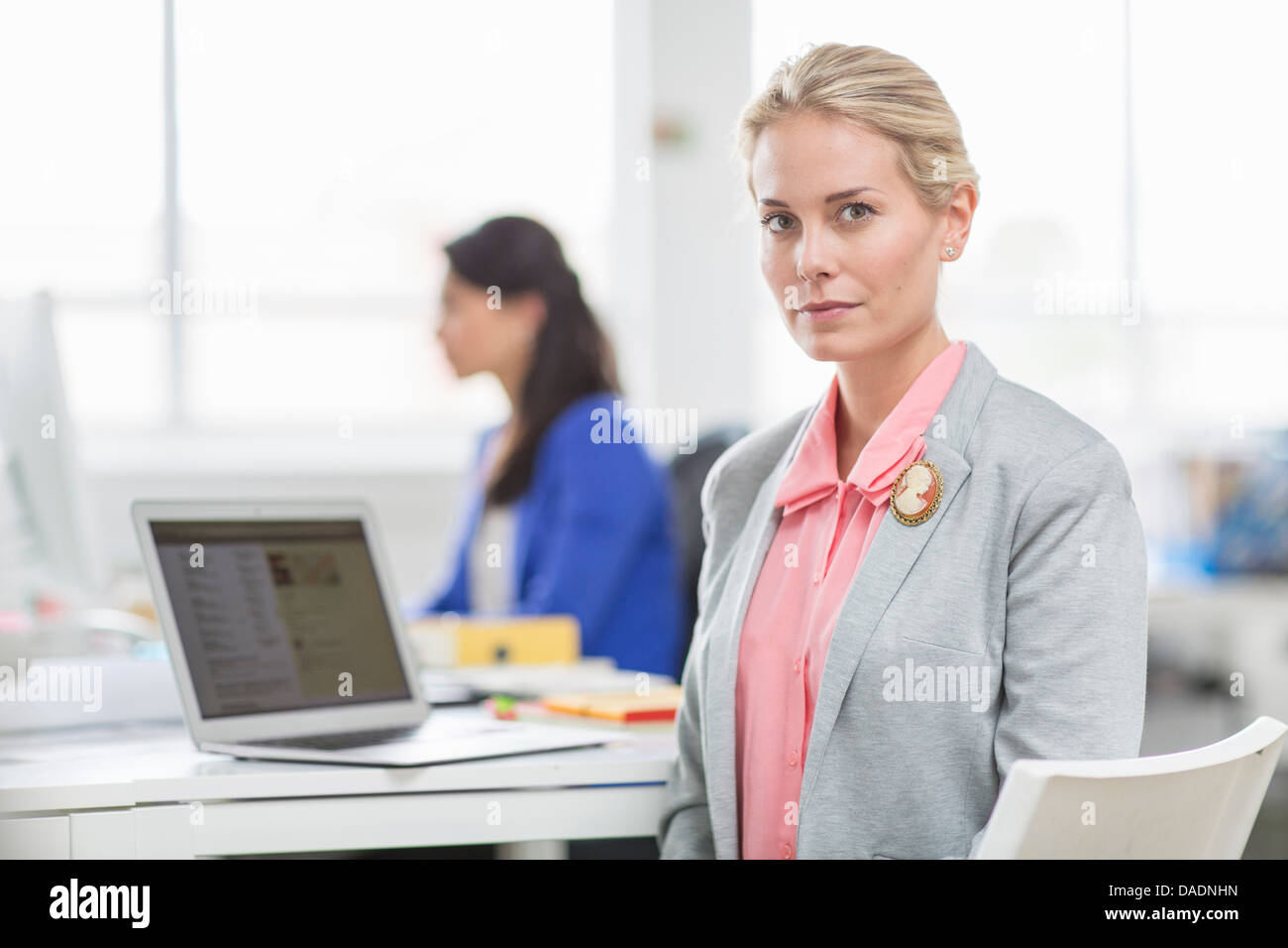 Junge Unternehmerin am Schreibtisch im Büro, Porträt Stockfoto