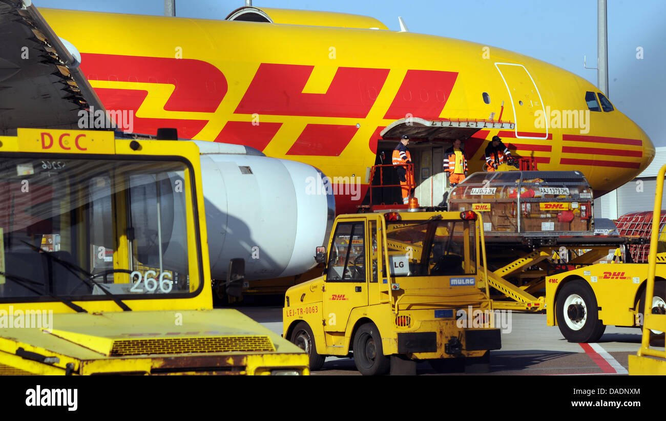Ein Frachtflugzeug des e-Mail-Dienstes DHL am Flughafen Leipzig / Halle in Leipzig, Deutschland, 23. Oktober 2011 geladen. Der Flughafen Leipzig/Halle erhöht ihre Luftfrachten zwischen Januar und September deutlich. Foto: Waltraud Grubitzsch Stockfoto