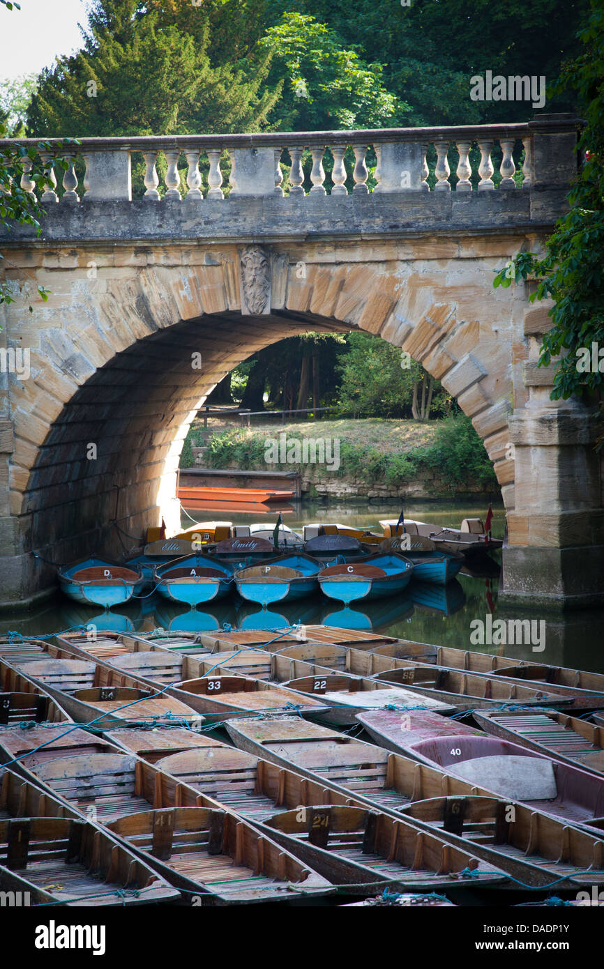 Stocherkähne unter Magdalen Bridge, Oxford, UK Stockfoto