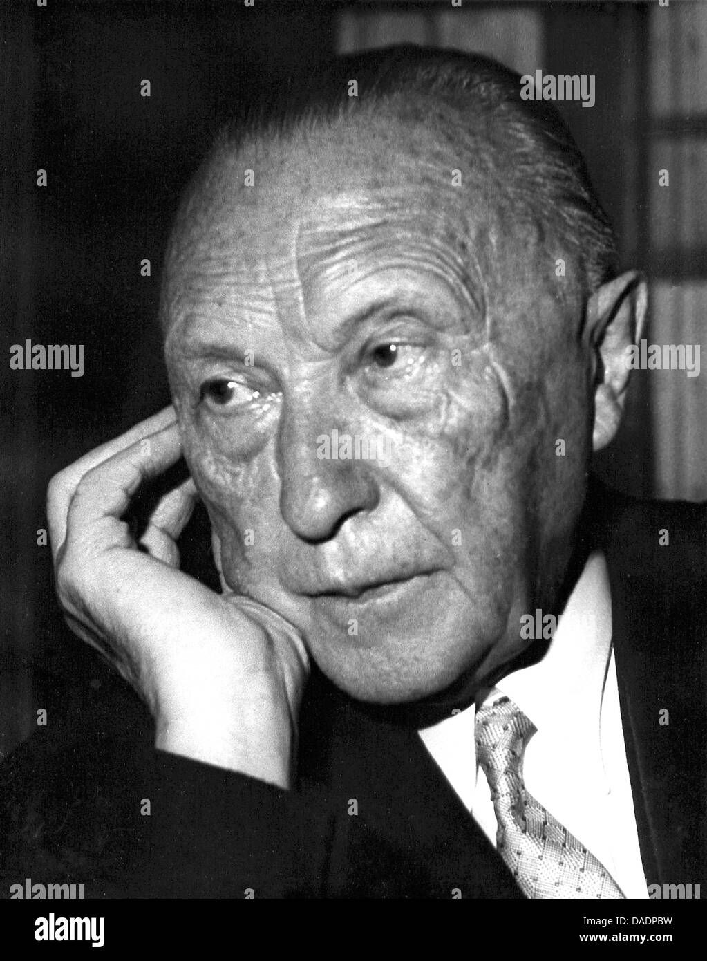 Bundeskanzler Konrad Adenauer im Jahr 1958. Porträt von Fotograf Fred Stein (1909 – 1967), die 1933 aus Nazideutschland nach Frankreich emigriert und schließlich in die USA. Stockfoto