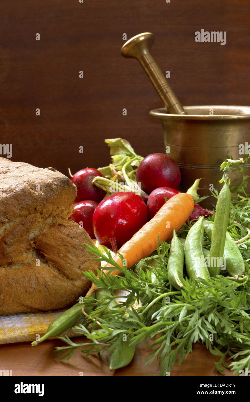 Leckeres frisches Gemüse und knusprige hausgemachte Brot mit alten Bronze Mörser. Stockfoto