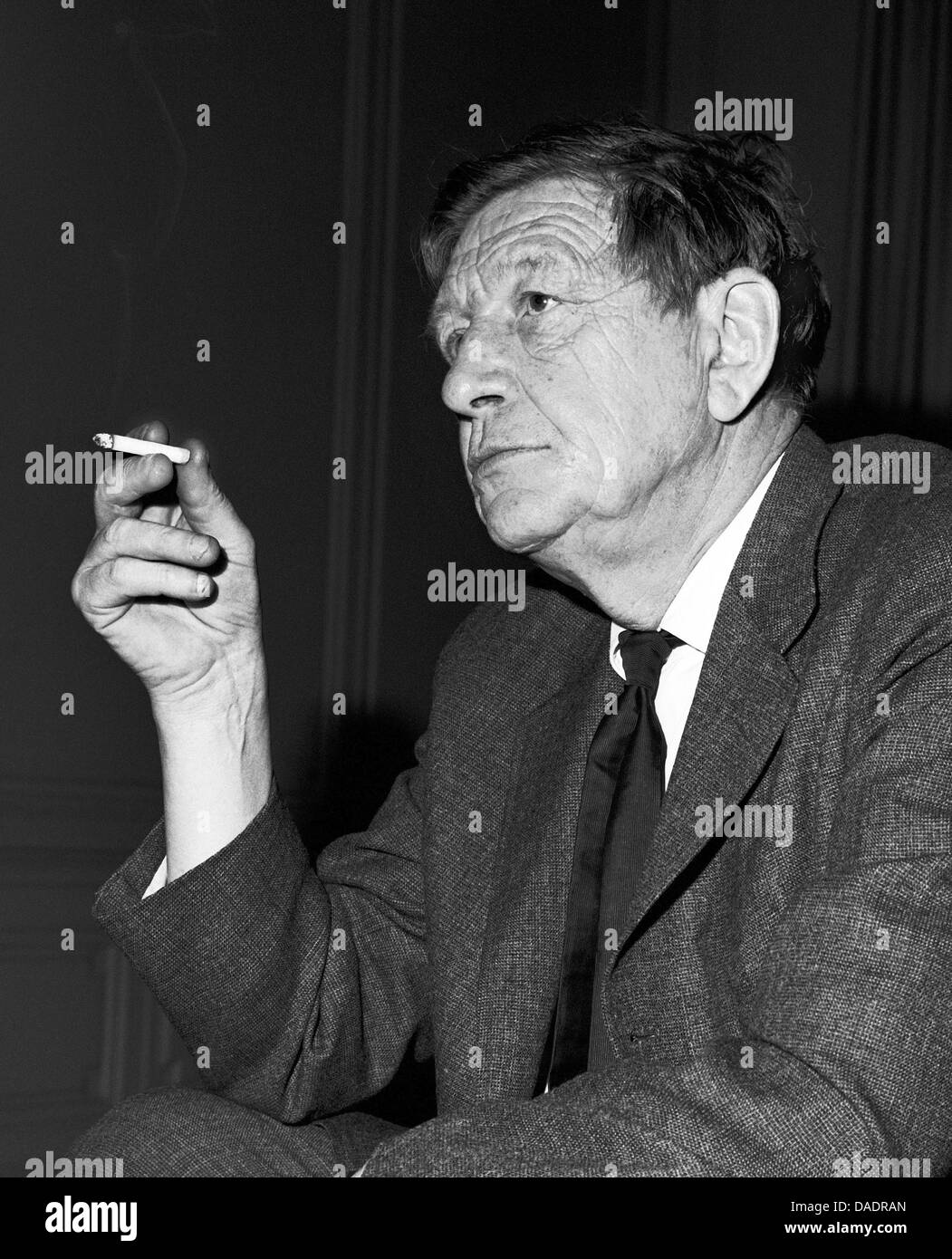 Autor w.h. Auden in 1961. Porträt von Fotograf Fred Stein (1909 – 1967), die 1933 aus Nazideutschland nach Frankreich emigriert und schließlich in die USA. Stockfoto