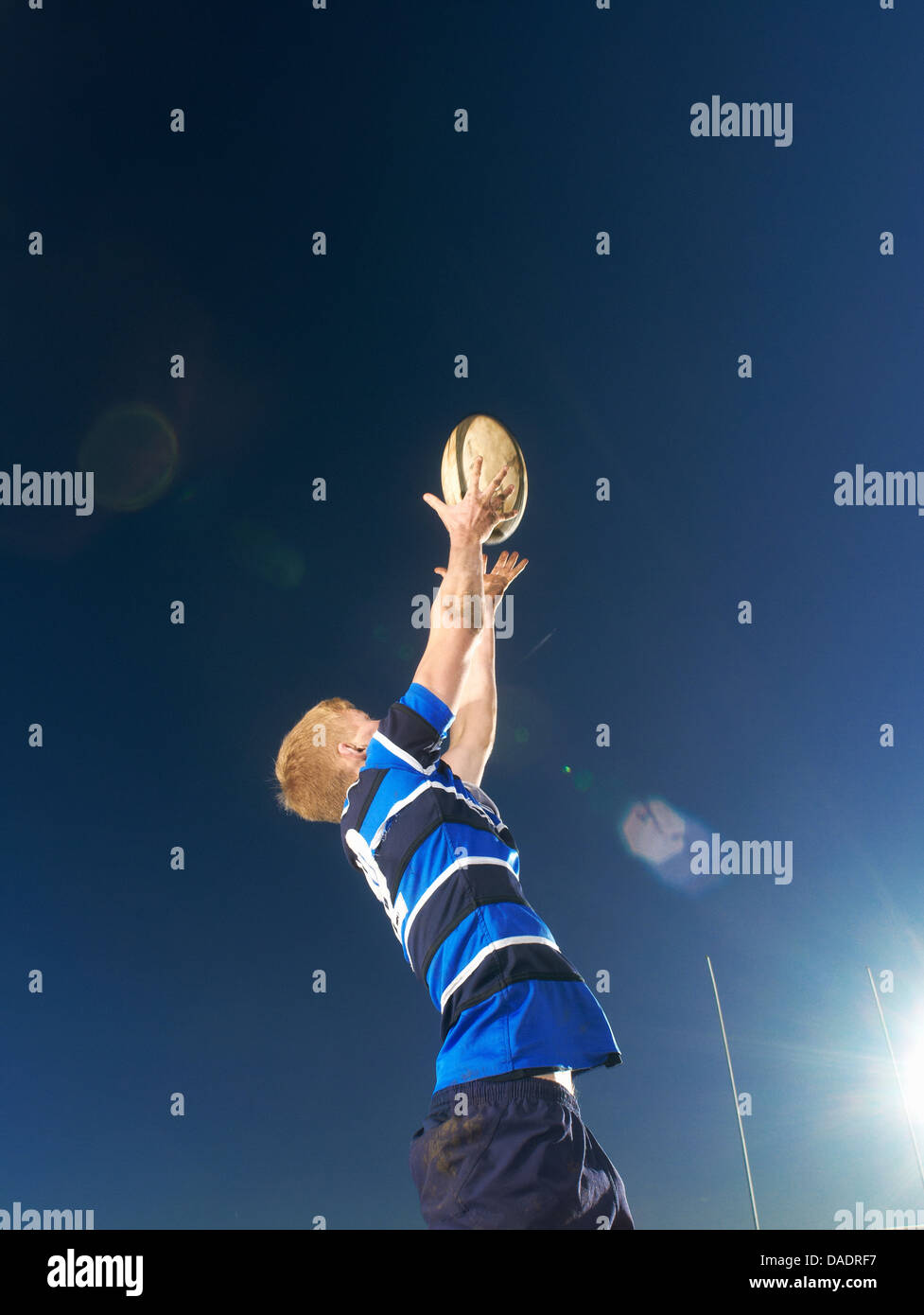 Rugby-Spieler erreichen, um den Ball zu fangen Stockfoto