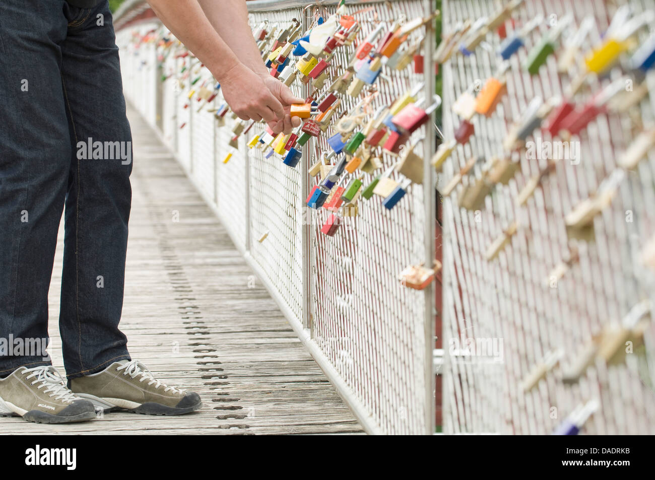 Deutschland, Bayern, München, Mann sperren Liebe Sperre Stockfoto