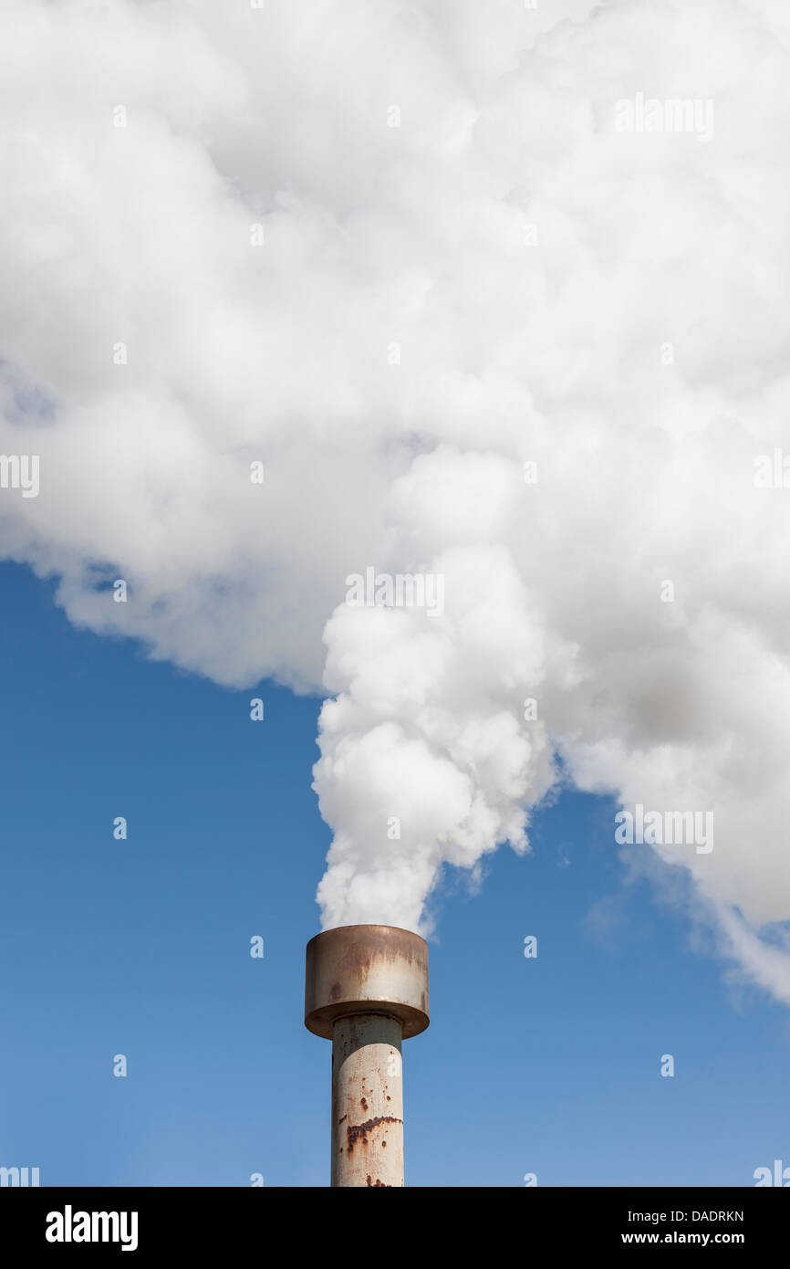Große Menge an Rauch aus einem Rohr Stockfoto