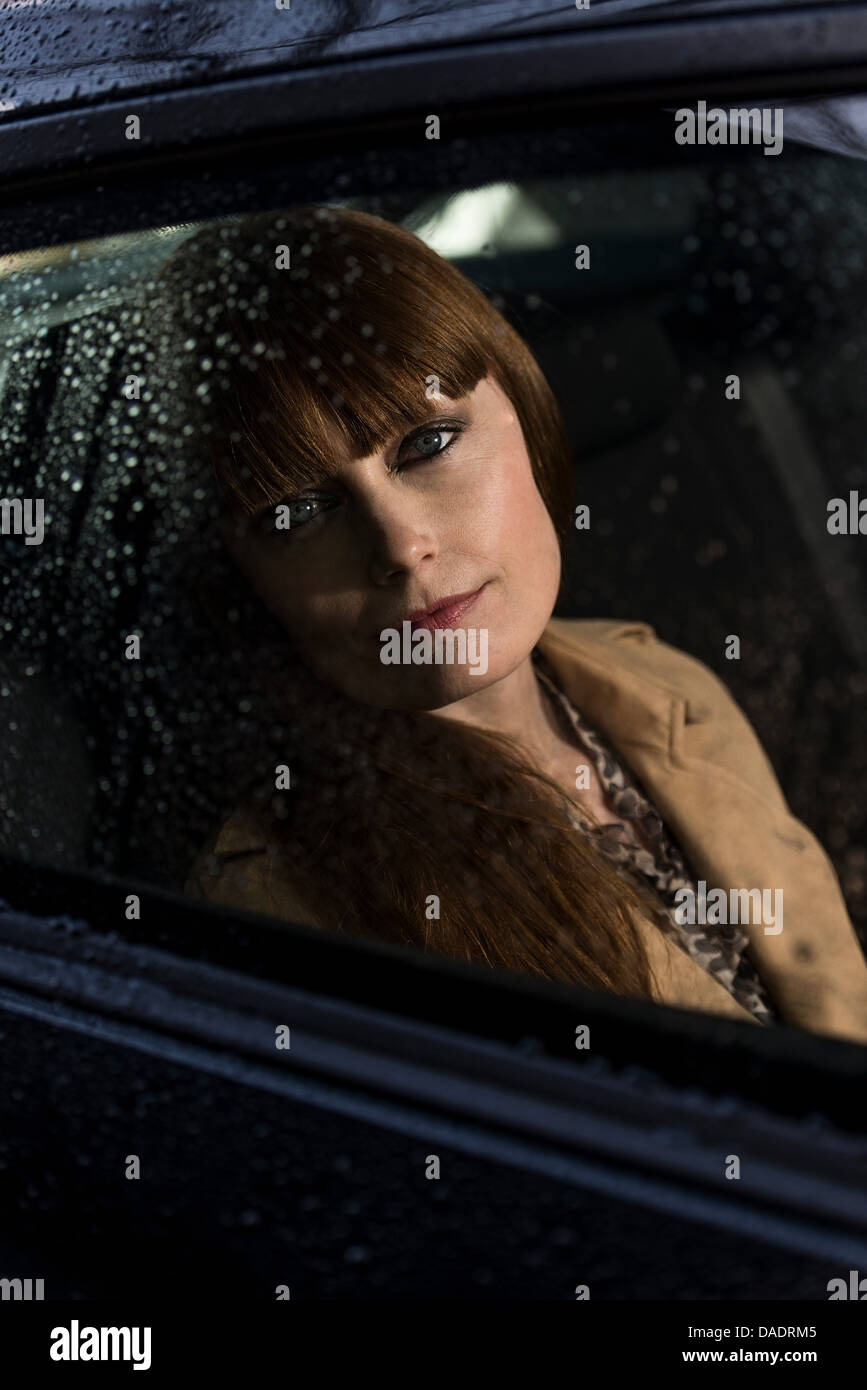 Blick aus dem Autofenster Geschäftsfrau Stockfoto