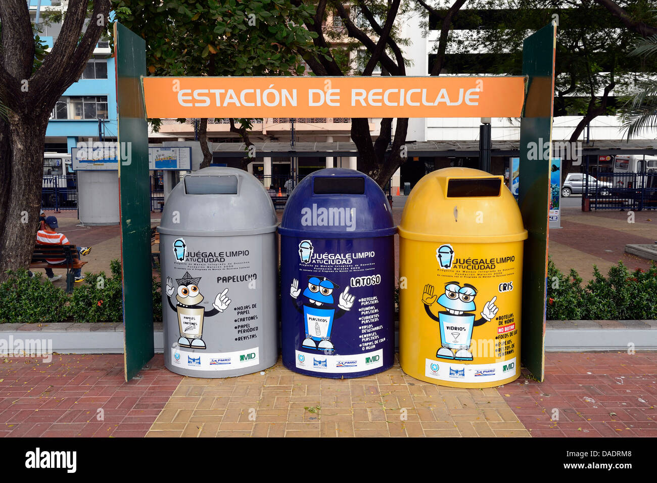 Abfallbehälter für Mülltrennung in der alten Stadt Ecuadors, Guayaquil Stockfoto
