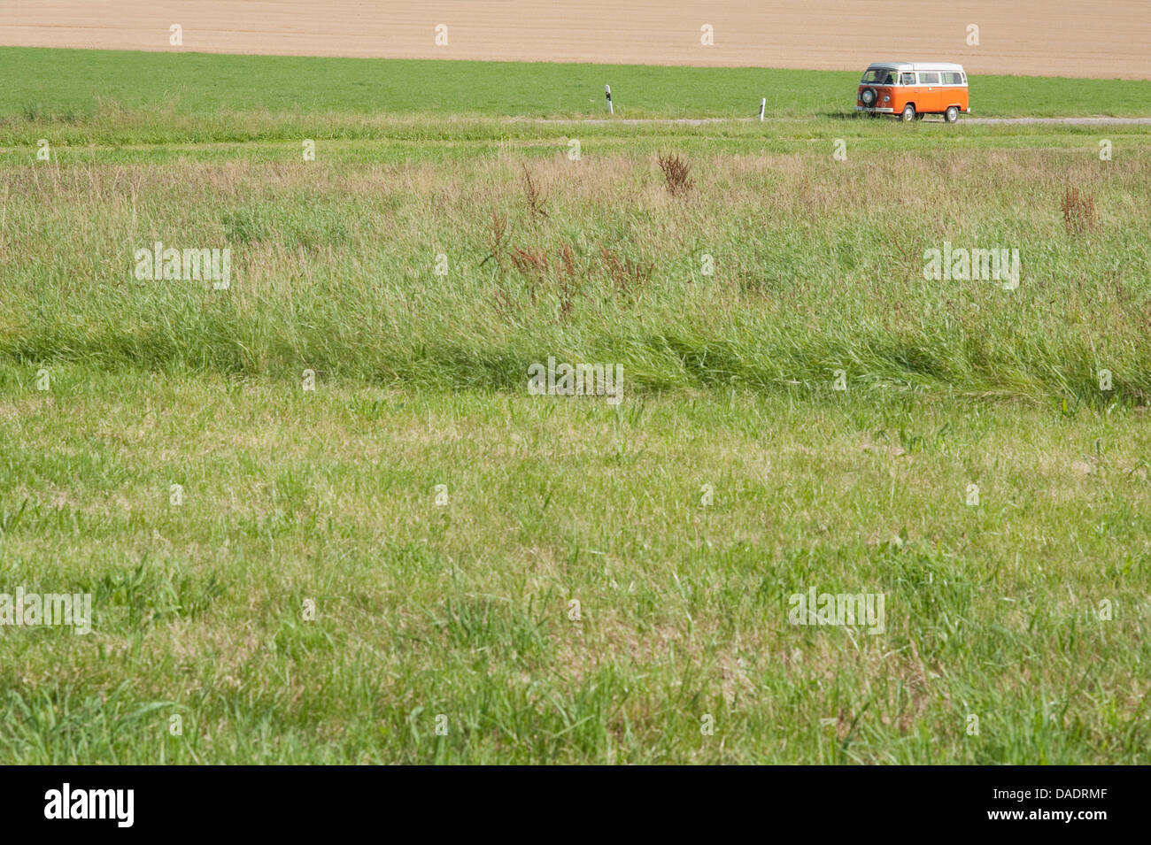 Deutschland, Bayern, Camping Bus auf gepflegten Wiese Stockfoto