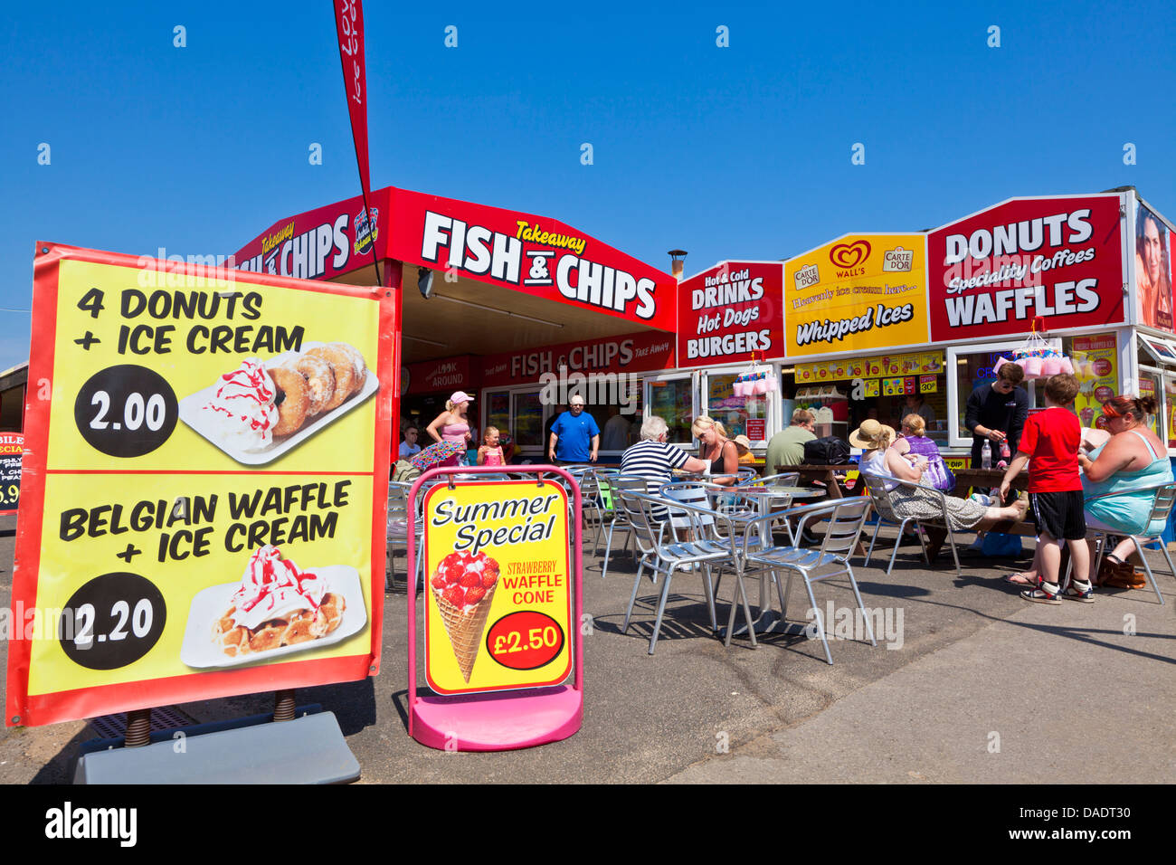 Strand mitnehmen Essen Anbieter am Meer Snack-Bars und Cafés in Skegness Pleasure Beach Lincolnshire England UK GB EU Europa Stockfoto