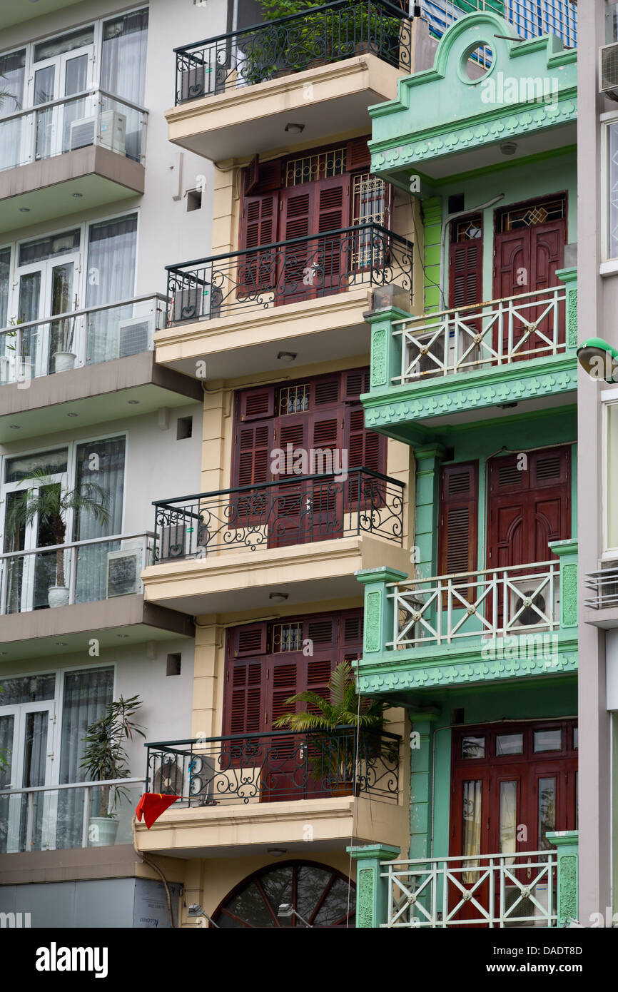 Typische Fassade in der Altstadt von Hanoi, Vietnam Stockfoto