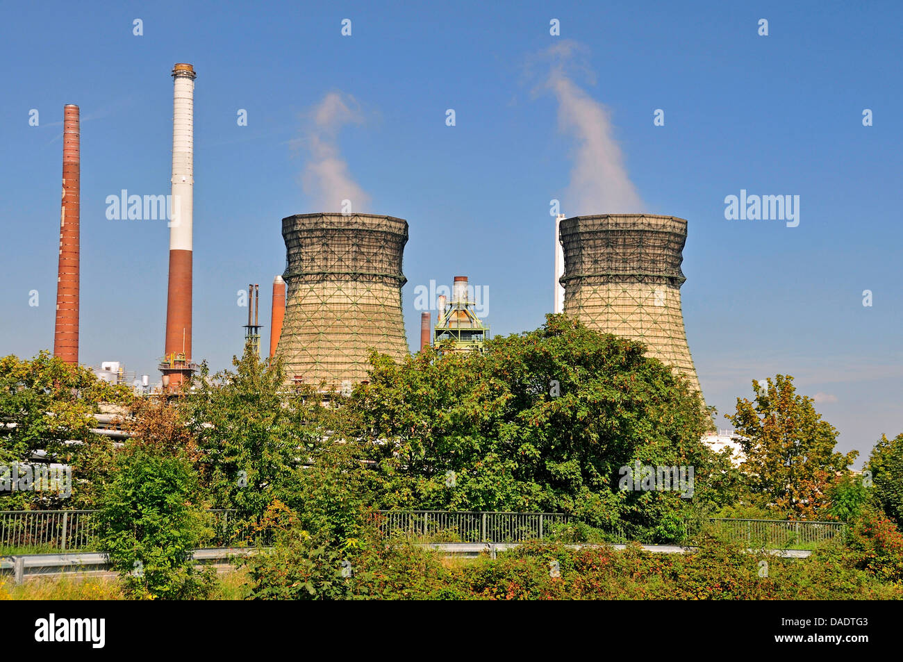 Vent-Stacks und Brenner von einer Ölraffinerie, Deutschland, North Rhine-Westphalia, Godorf Bei Wesseling Stockfoto