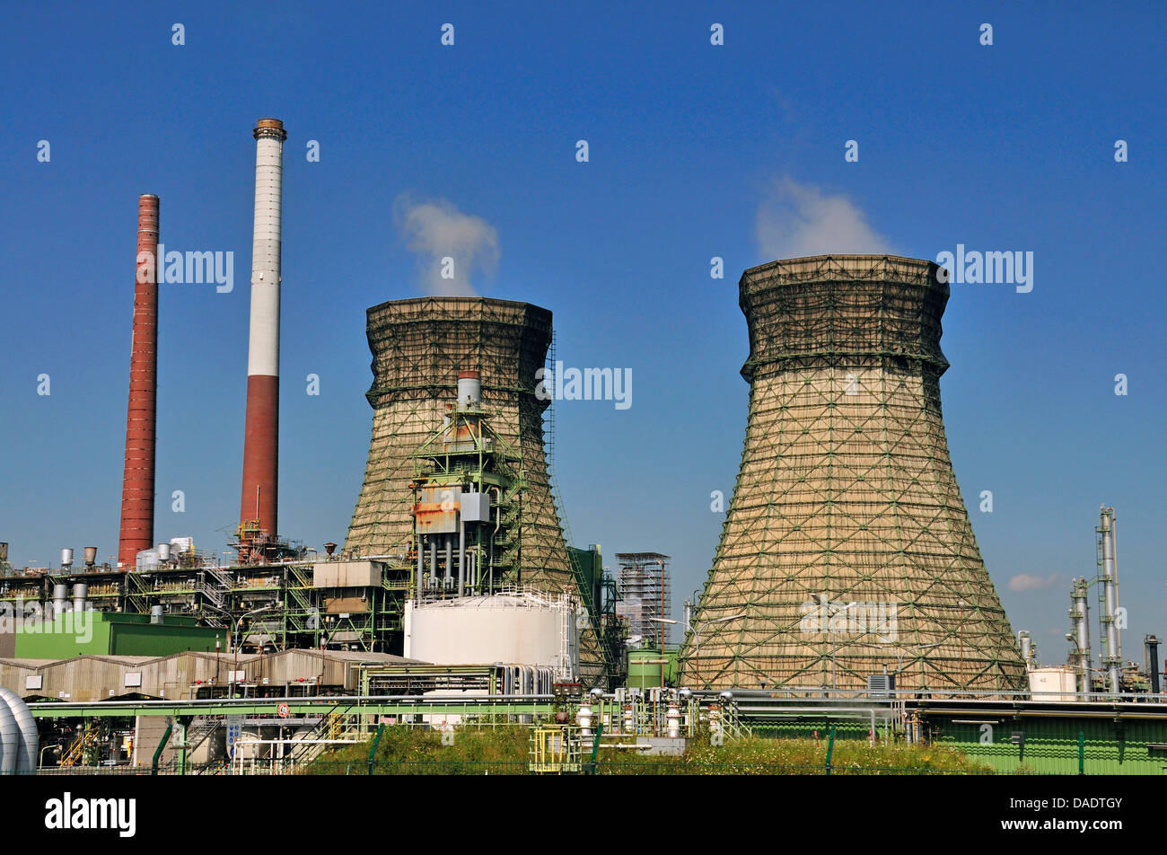 Vent-Stacks und Brenner von einer Ölraffinerie, Deutschland, North Rhine-Westphalia, Godorf Bei Wesseling Stockfoto