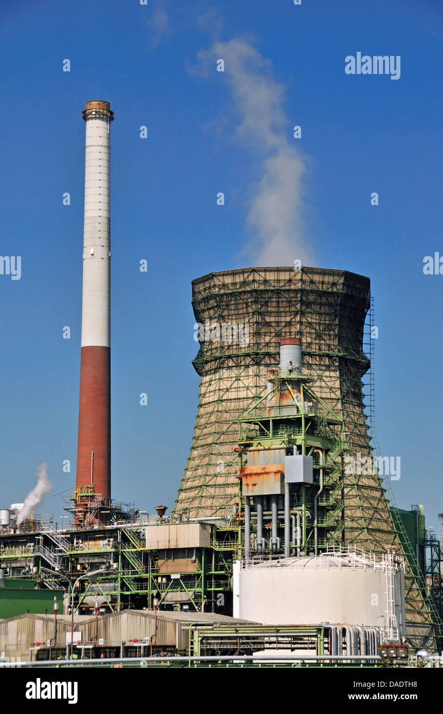 Vent-Stacks und Brenner von einer Ölraffinerie, Deutschland, North Rhine-Westphalia, Godorf Bei Wesseling Stockfoto