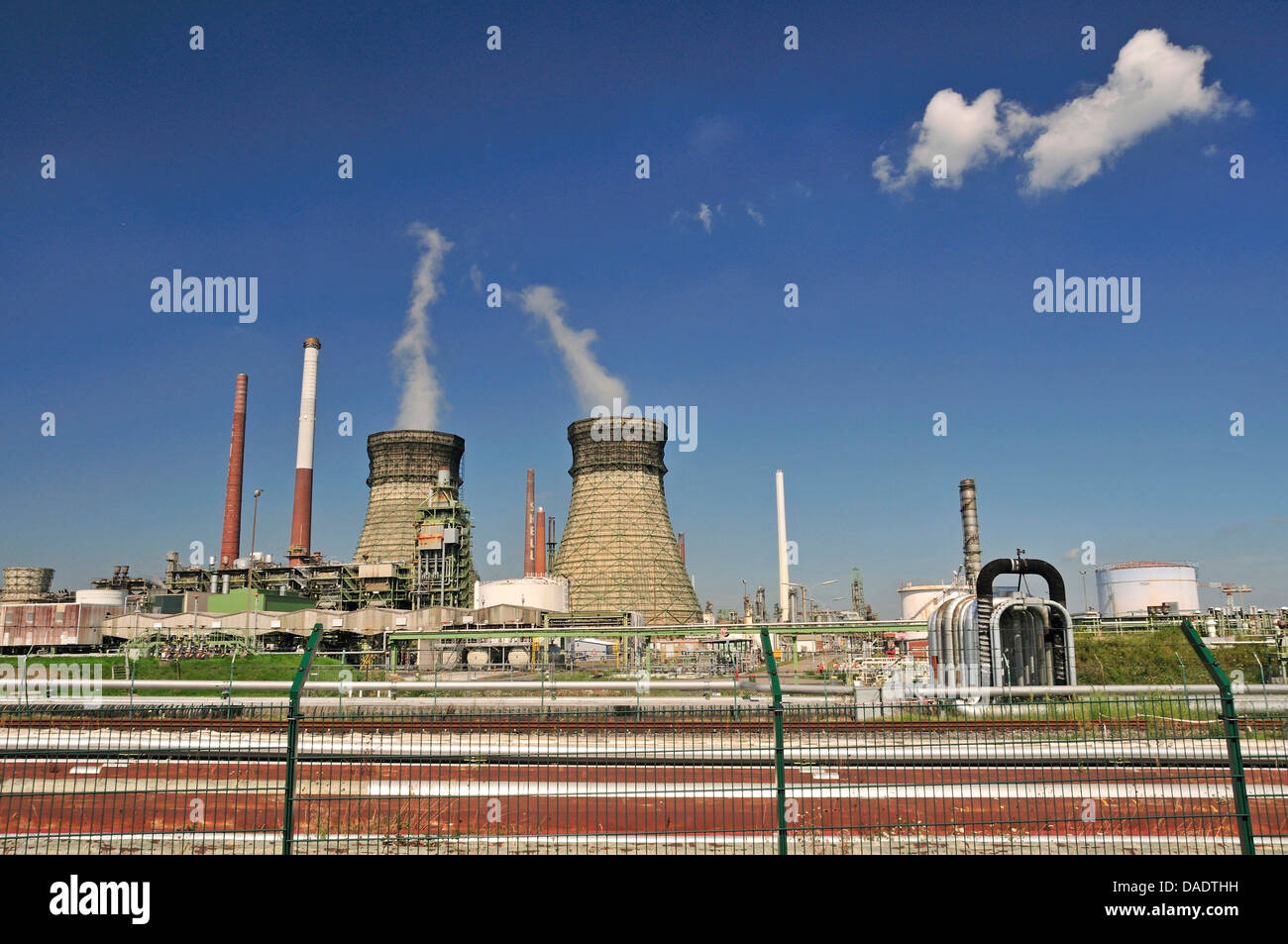 Vent-Stacks und Brenner von einer Ölraffinerie, Deutschland, North Rhine-Westphalia, Godorf Bei Wesseling Stockfoto