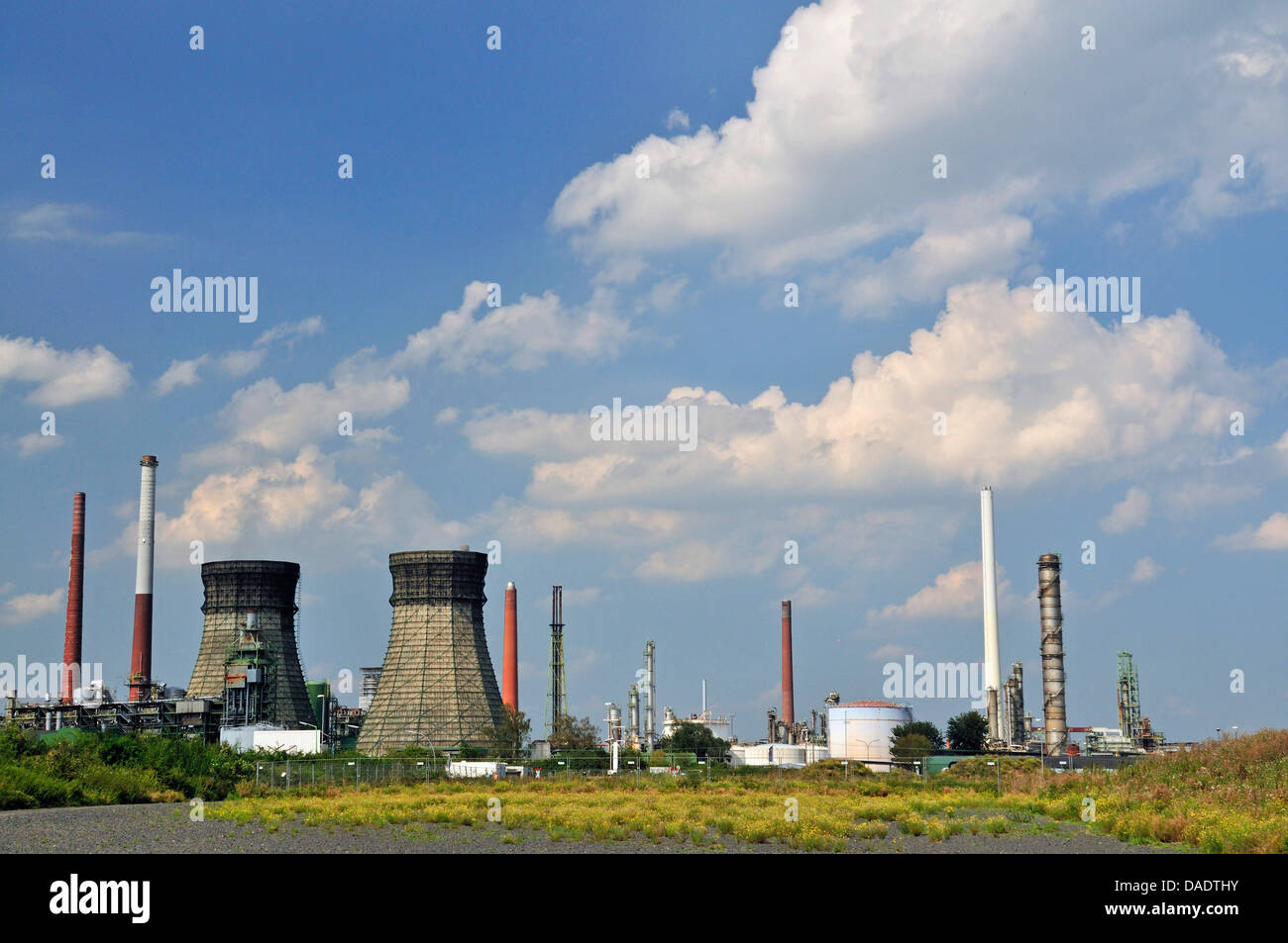Vent-Stacks und Brenner von einer Ölraffinerie, Deutschland, North Rhine-Westphalia, Godorf Bei Wesseling Stockfoto