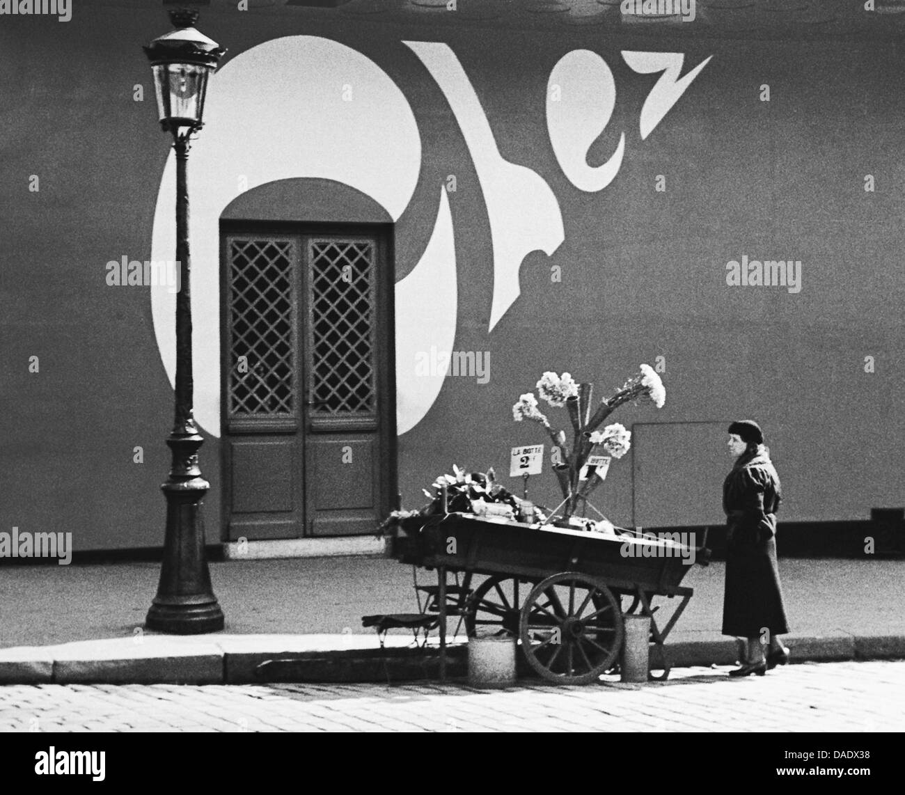 Paris 1934, Frau Blumen verkaufen. Bild von Fotograf Fred Stein (1909 – 1967), die 1933 aus Nazideutschland nach Frankreich emigriert und schließlich in die USA. Stockfoto