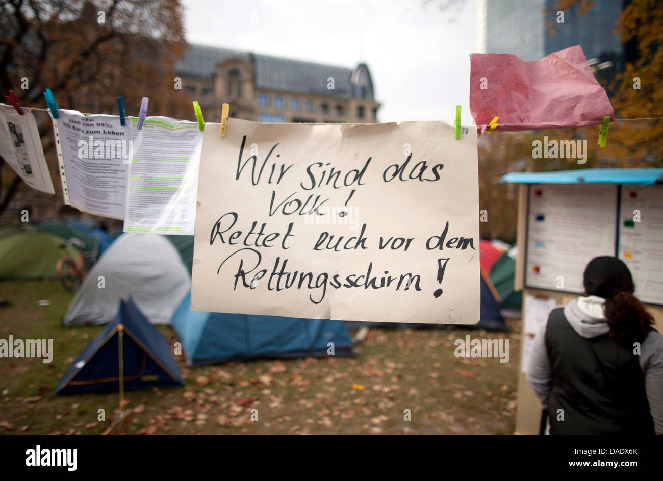 Ein Schild in das Lager der "Besetzen Frankfurt" Bewegung "Wir sind das Volk - sparen Sie sich von den Euro-Rettungsschirm in Frankfurt Main, Deutschland, 3. November 2011". Demonstranten haben vor dem Hauptsitz der Europäischen Zentralbank (EZB) seit 15. Oktober 2011 camping. Die Bewegung will die Macht des Kapitalismus zu begrenzen. Sie sich nach dem Modell der "Occupy Wa Stockfoto