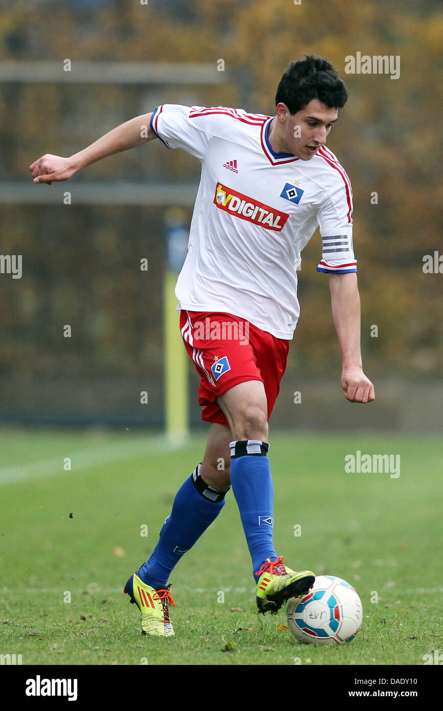 Hamburgs Levin Oezteunali spielt der Ball während der B-Junioren Bundesliga Fußballspiel zwischen dem Hamburger SV und FC St. Pauli bei Wolfgang Meyer-Sports in Hamburg, Deutschland, 5. November 2011 zu Boden. Oezteunali ist ein Enkel des ehemaligen Hamburger SV professionelle Uwe Seeler, der heute seinen 75. Geburtstag feiert. Foto: Malte Christen Stockfoto