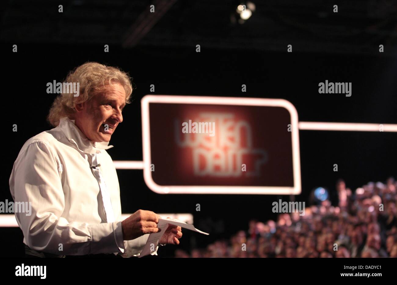 Der Moderator Thomas Gottschalk Steht bin Samstag (05.11.2011) in Leipzig Vor Beginn der TV-Farocki der ZDF-Unterhaltungssendung "Wetten, dass...?" Auf der Bühne. Sterben Sie 198. Sendung Wird live aus der Messe Leipzig Ausgestrahlt. Foto: Jan Woitas Dpa/lsn Stockfoto