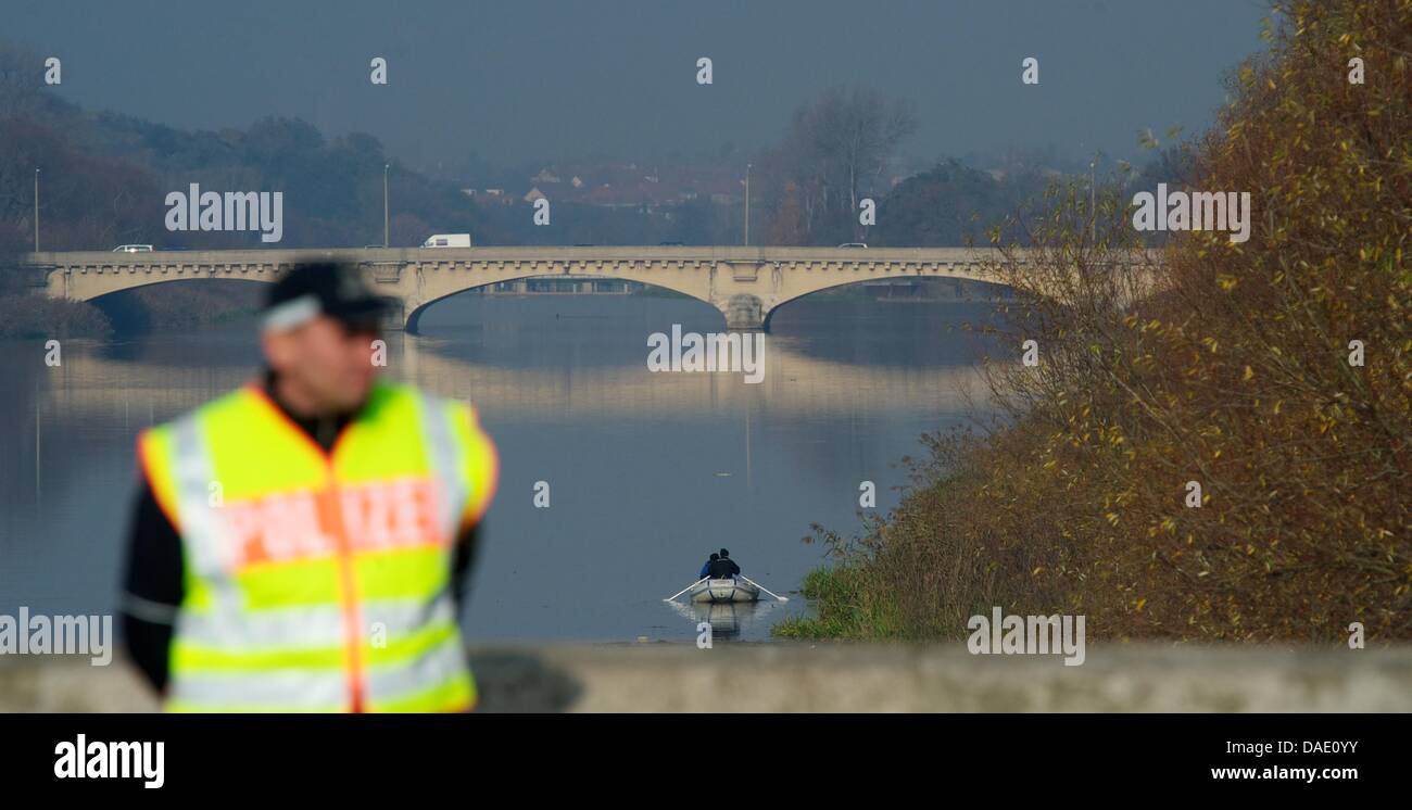 Polizisten suchen die Bank von der Flussaue Elster in Leipzig, Deutschland, 7. November 2011. Nachdem zwei Arme an der Elster Flussaue gefunden wurden, verfiel der Polizei fand weitere Körperteile unter einer Brücke. Laut einem Sprecher der Polizei, es ist noch nicht klar Wetter die gefundene Körperteile sind menschlich oder Tier bleibt. Foto: Peter Endig Stockfoto