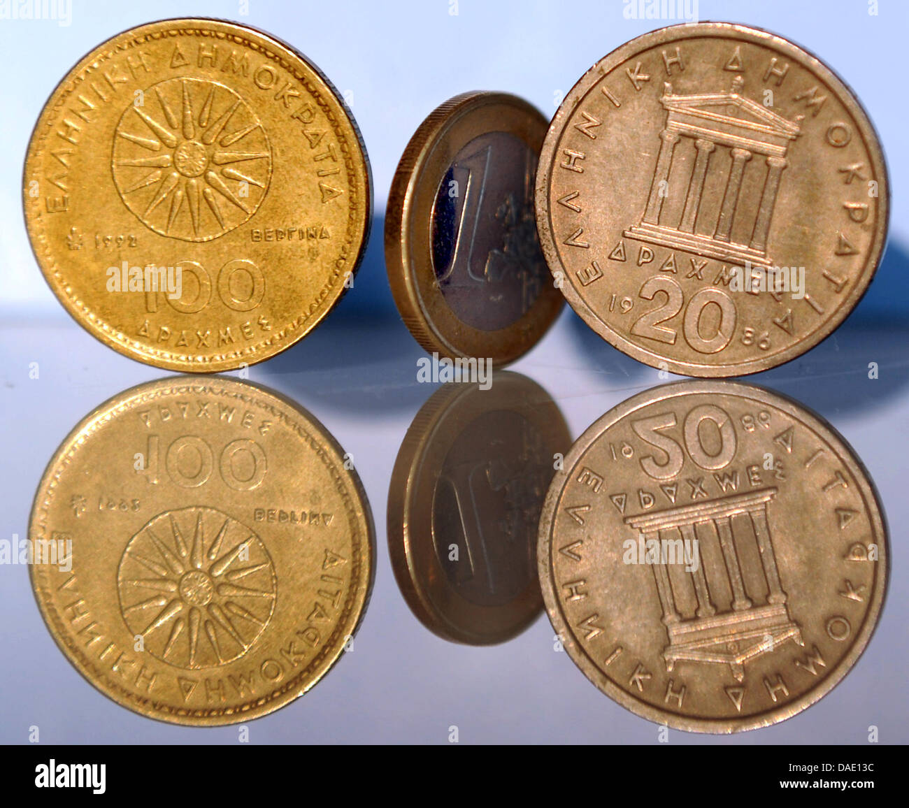 Eine Abbildung zeigt die Euro-Münzen (M) und griechische Drachme aus den 1980er und den 1990er Jahren auf einem Tisch in Leipzig, Deutschland, 2. November 2011. Foto: Waltraud Grubitzsch Stockfoto