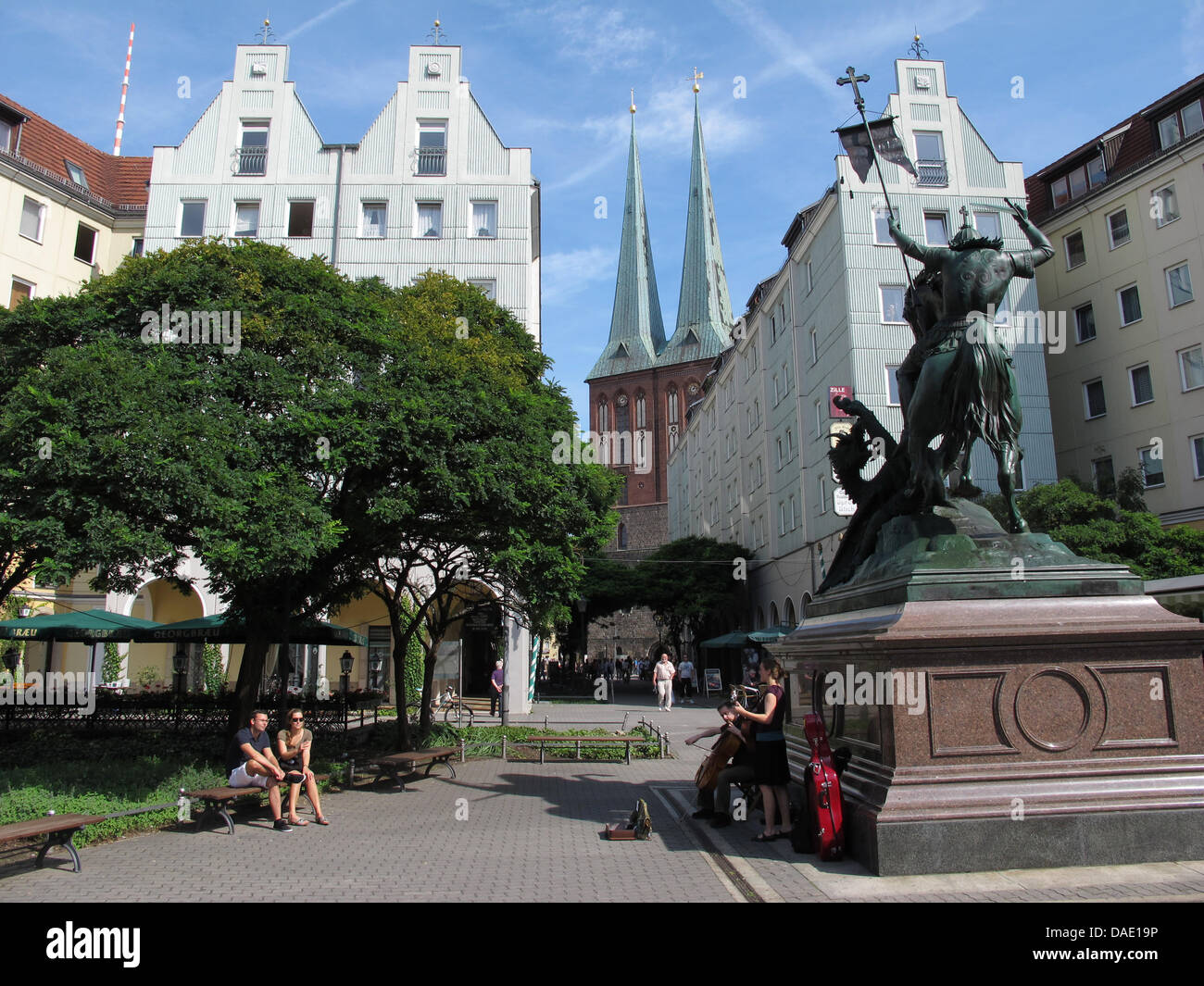 Musiker spielen an der Skulptur des Heiligen Georg vor der Kirche St. Nikolaus in Berlin, Deutschland, 11. September 2011. Die Nachbarschaft ist das älteste Wohngebiet in Berlin. Foto: Jens Kalaene Stockfoto