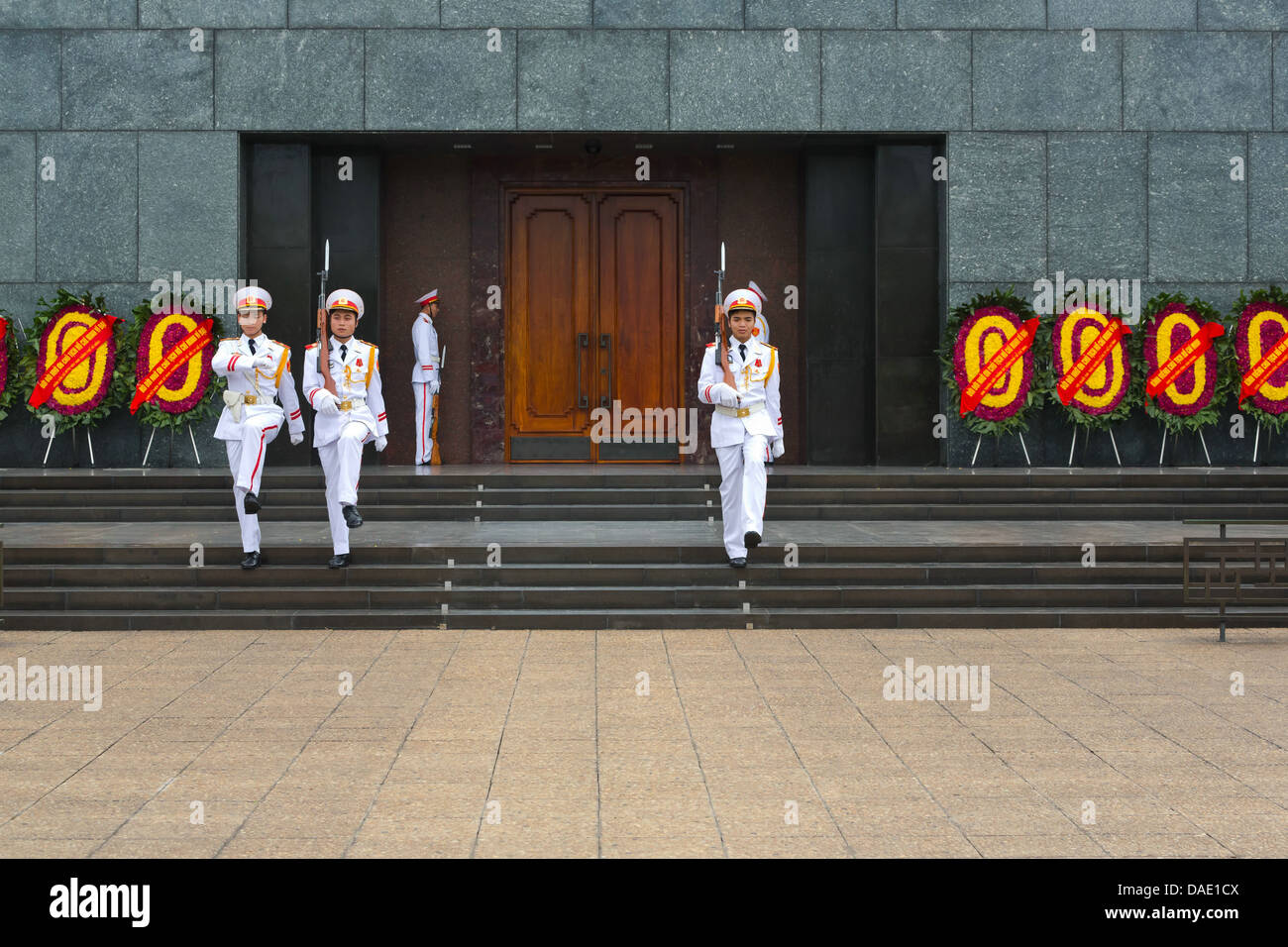 Die Wachablösung auf dem Ho-Chi-Minh-Mausoleum in Hanoi, Vietnam Stockfoto