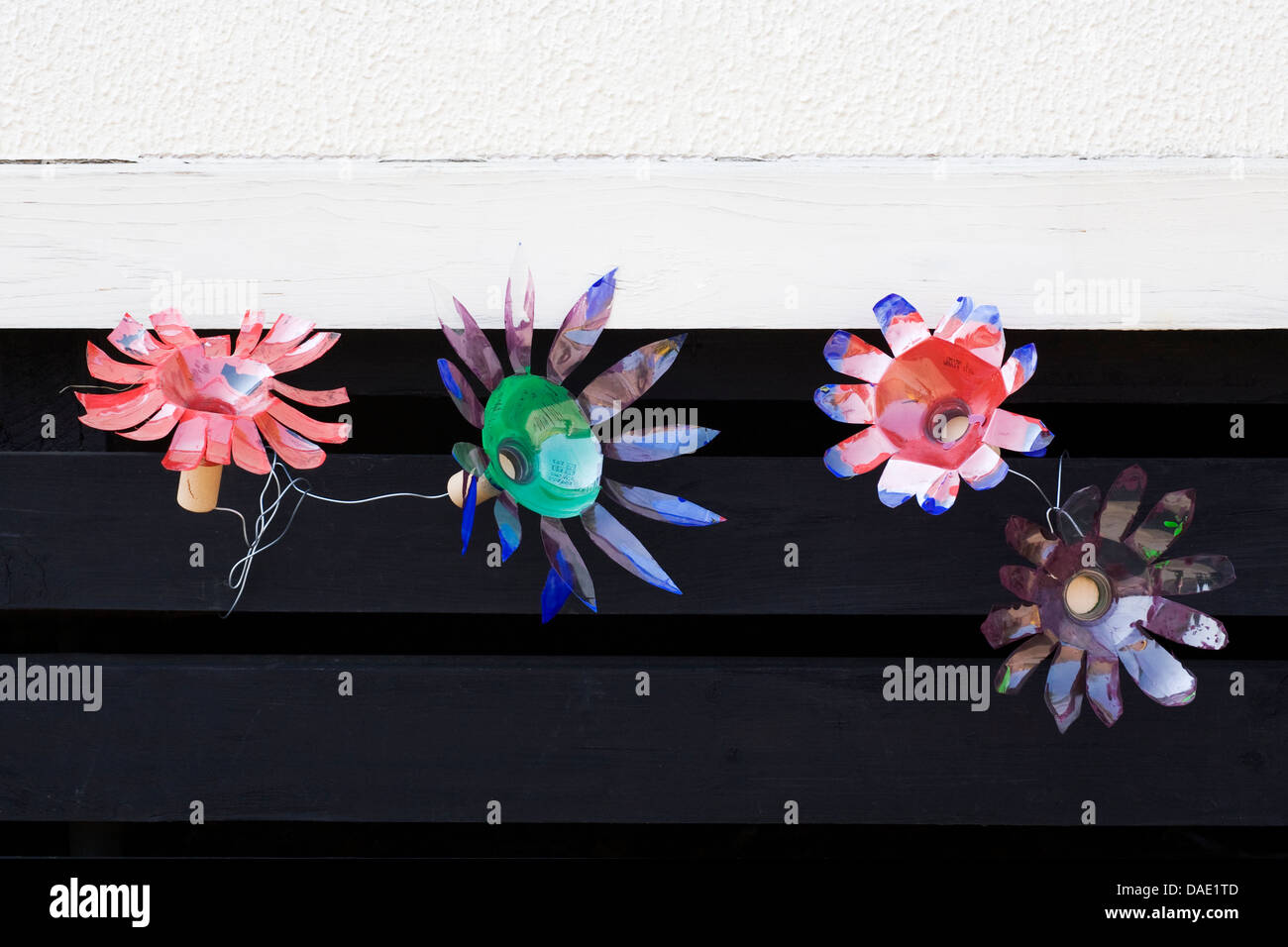 Das Recycling. Blumen von Kindern aus recycelten Materialien hergestellt. Stockfoto