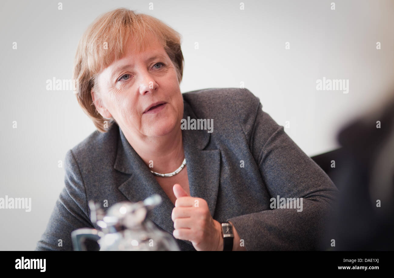 Bundeskanzlerin Angela Merkel spricht in einem Interview mit der deutschen Presse-Agentur Dpa in ihrem Büro in der Reichskanzlei in Berlin, Deutschland, 7. November 2011. Foto: Michael Kappeler Stockfoto