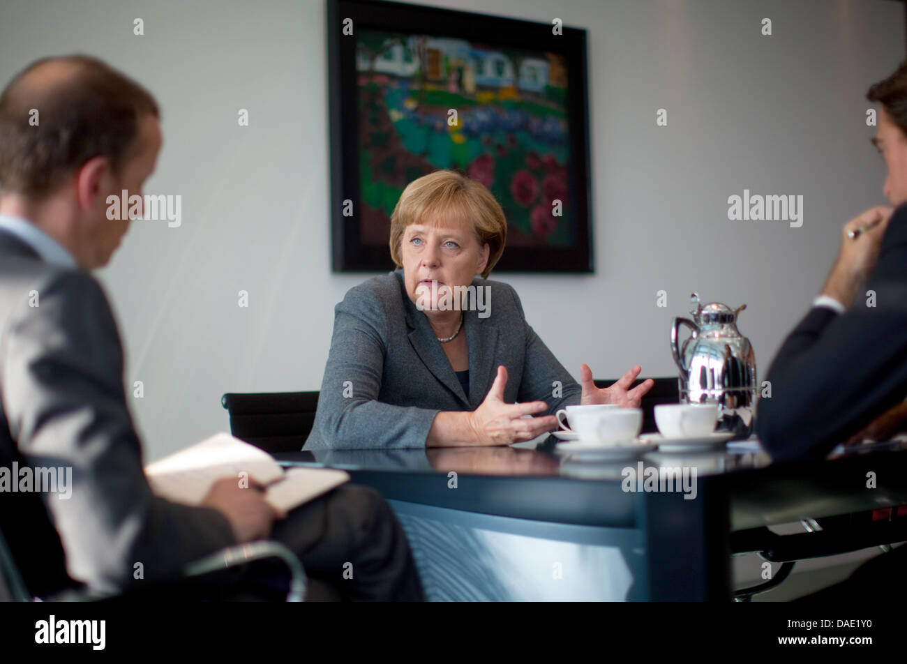 Bundeskanzlerin Angela Merkel spricht in einem Interview mit der deutschen Presse-Agentur Dpa in ihrem Büro in der Reichskanzlei in Berlin, Deutschland, 7. November 2011. Foto: Michael Kappeler Stockfoto