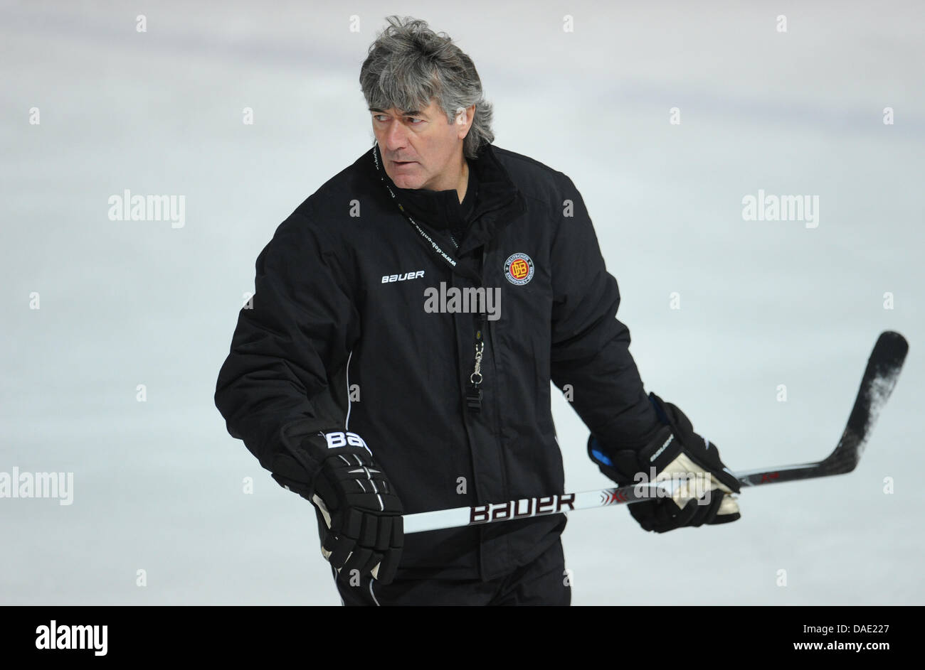 Deutsche Eishockey-Trainer Jakob Koelliker Trainer der deutschen Natiomal-Team während einer Übung in München, 9. November 2011. Koelliker Pläne zu gewinnen im DFB-Pokal mit rotierenden Torhüter und ohne ein Team Kapitän ein drittes Mal in Folge. Koelliker kündigte am 8. November 2011: "Wir wollen das Turnier zu gewinnen". Foto: ANDREAS GEBERT Stockfoto