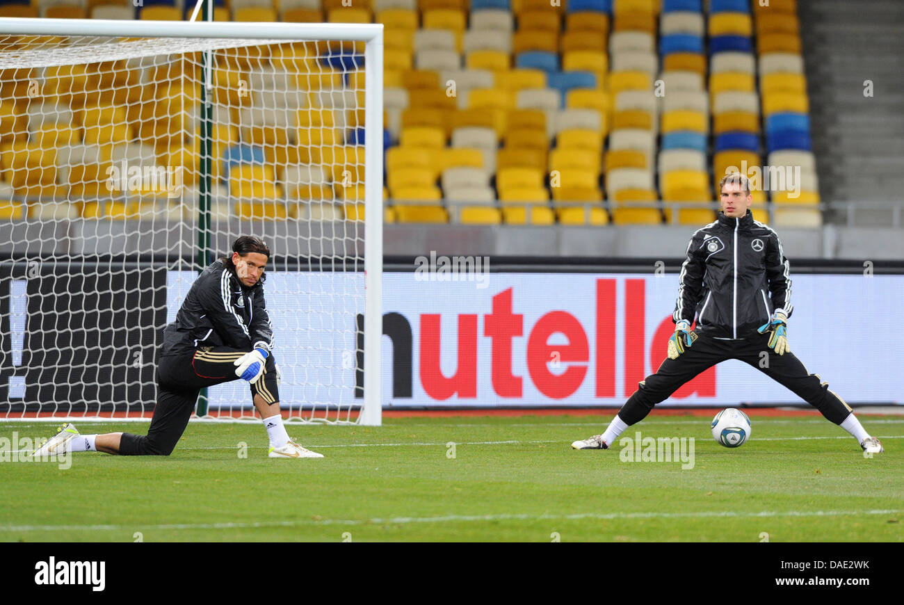 Die Torhüter Tim Wiese (l) Und Ron-Robert Zieler Schauen bin Donnerstag (10.11.2011) Im Olympiastadion der Ukrainischen Hauptstadt Kiew Im Rahmen des Abschlusstrainings des DFB-Teams Nachdenklich Aufs Feld. Die Deutsche Fußball-Nationalmannschaft Erfurts bin Morgigen Freitag Im Rahmen Eines Freundschaftsspiels Auf Die Auswahl der Ukraine. Foto: Thomas Eisenhuth dpa Stockfoto