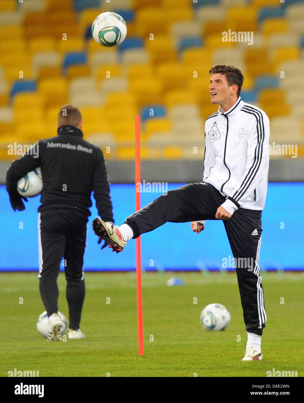 Mario Gomez Jongliert bin Donnerstag (10.11.2011) Im Olympiastadion der Ukrainischen Hauptstadt Kiew Im Rahmen des Abschlusstrainings des DFB-Teams Den Ball. Die Deutsche Fußball-Nationalmannschaft Erfurts bin Morgigen Freitag Im Rahmen Eines Freundschaftsspiels Auf Die Auswahl der Ukraine. Foto: Thomas Eisenhuth dpa Stockfoto