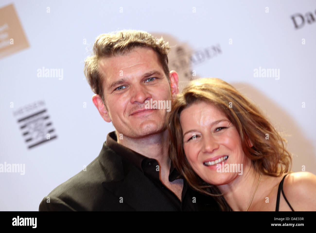 Schauspieler Götz Otto und seine Frau Sabine kommen für die Bambi-Verleihung in Wiesbaden, Deutschland, 10. November 2011. Die Bambis sind die wichtigsten deutschen Medien Auszeichnungen und sind zum 63. Mal vorgestellt. Foto: Michael Kappeler Dpa/lhe Stockfoto