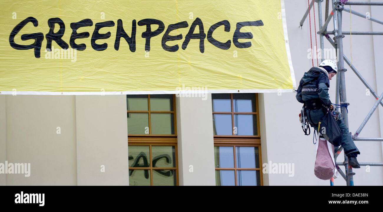 Aktivisten der Umweltorganisation Greenpeace legen einen Banner auf der Fassade des Bundesumweltministeriums in Berlin, 11. November 2011. Der Minister für Umwelt und nukleare Sicherheit Norbert Roettgen und Vertretern der Staaten konsultiert die Endlagerung des Atommülls. Foto: SEBASTIAN KAHNERT Stockfoto