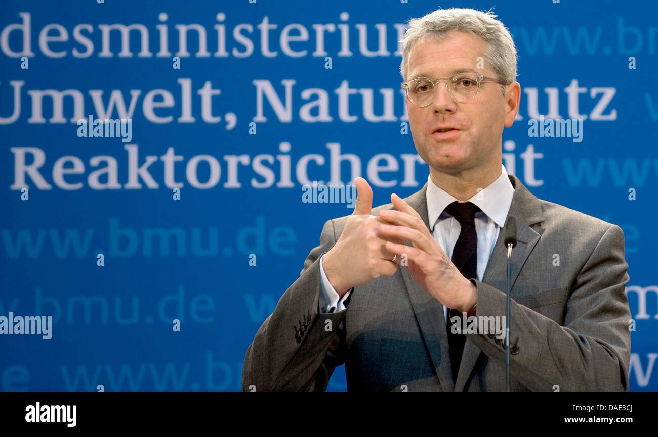 Der Minister für Umwelt und nukleare Sicherheit Norbert Roettgen spricht über die Ergebnisse von seinem Treffen mit Vertretern der deutschen Staaten an das Bundesumweltministerium in Berlin, 11. November 2011. Das Treffen hat die Endlagerung des Atommülls. Foto: SEBASTIAN KAHNERT Stockfoto