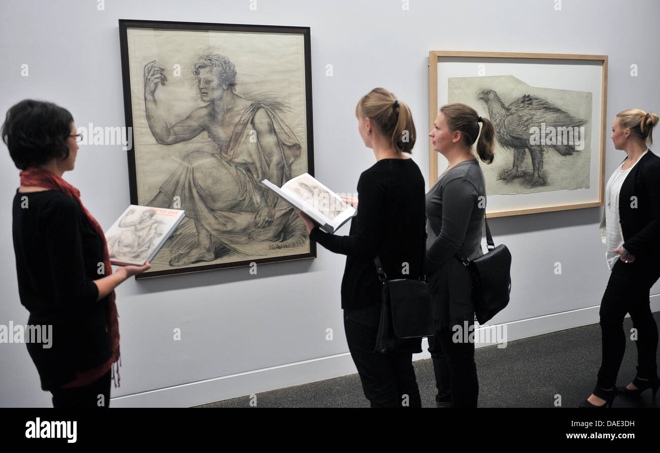 Besucher schauen Sie sich die Otto-Dix-Zeichnungen "Orpheus" und "Adler" in der Jubiläumsausstellung anlässlich des 120. Geburtstags des Malers am 2. Dezember in das Museum der Kunstsammlungen in Chemnitz, Deutschland, 11. November 2011 (Mehrfachbelichtung). Es gibt mehr als 60 Zeichnungen, Aquarellen und Gemälden des Künstlers in der Ausstellung mit Schwerpunkt auf der Schaffensperiode zwischen 1933 und 1945. Stockfoto