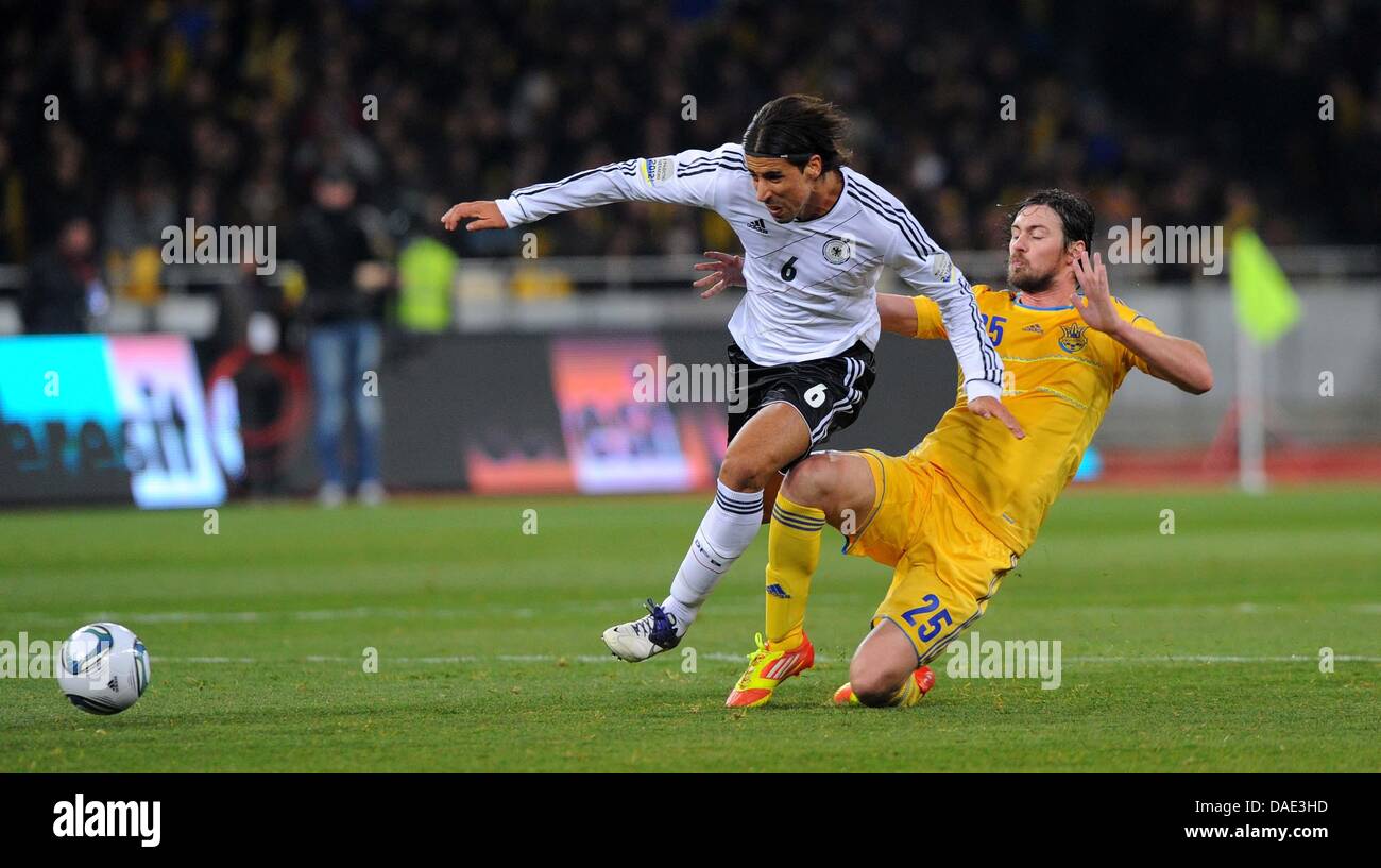 Artem Milevskiy (r) der Ukraine und Deutschlands Sami Khedira Kampf um den Ball während der Fußball-freundliche übereinstimmen Ukraine Vs Deutschland im Olimpijskij-Stadion in Kiew, Ukraine, 11. November 2011. Foto: Thomas Eisenhuth dpa Stockfoto